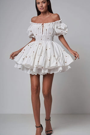 Verspieltes Kleid mit Stickerei-Details