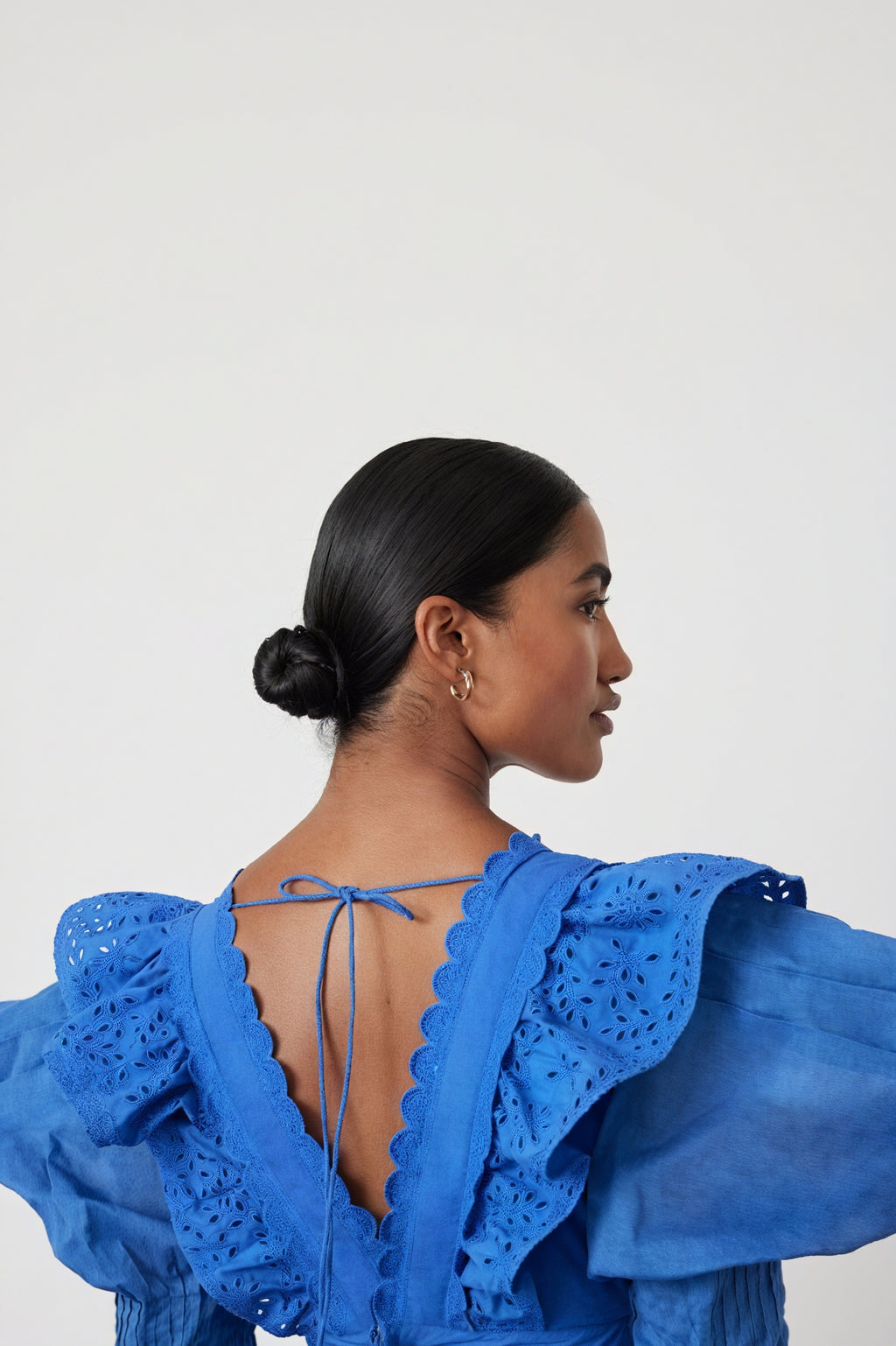 Elegantes Kleid mit Laser-Cut Details