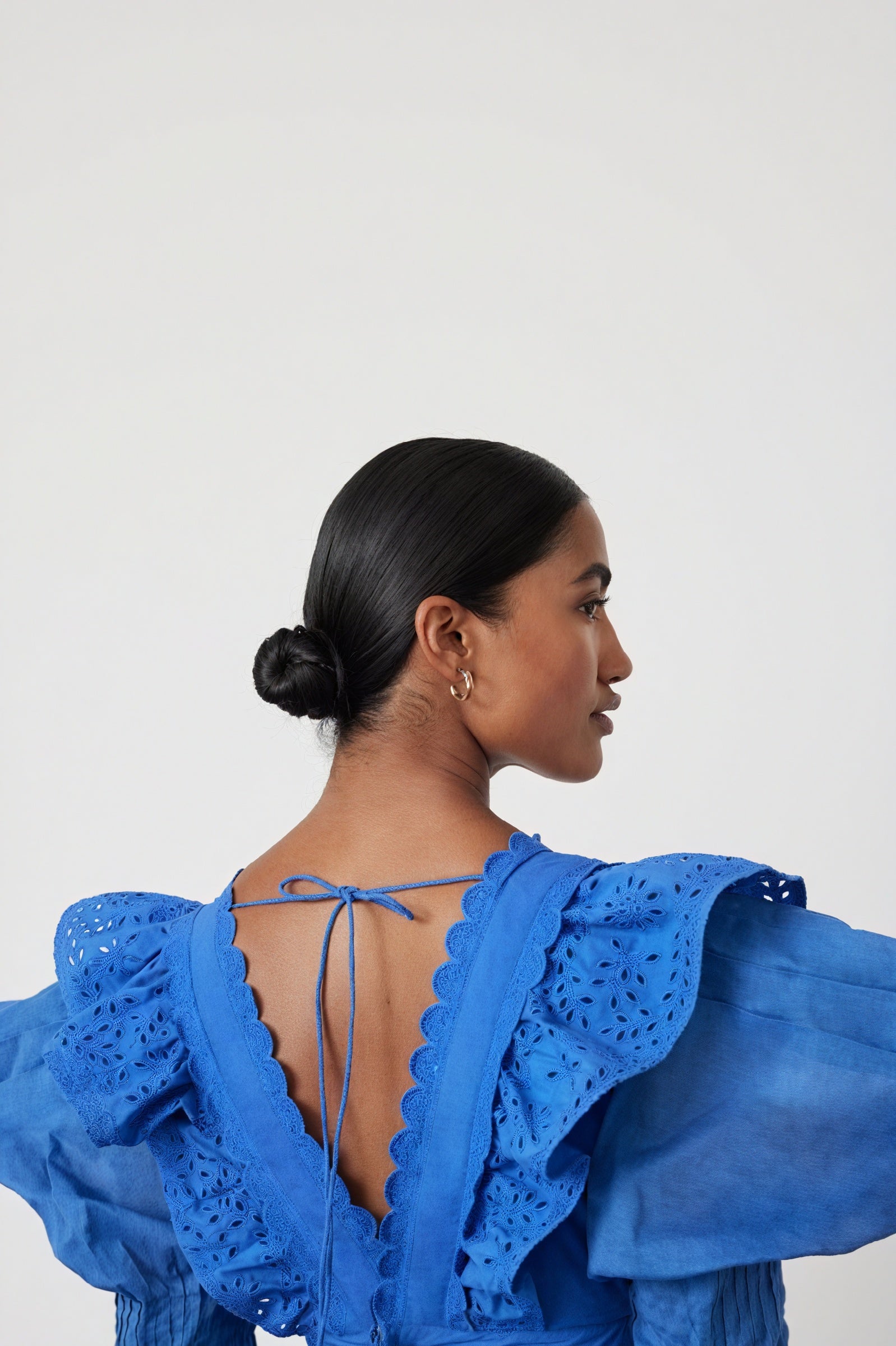 Elegantes Kleid mit Laser-Cut Details