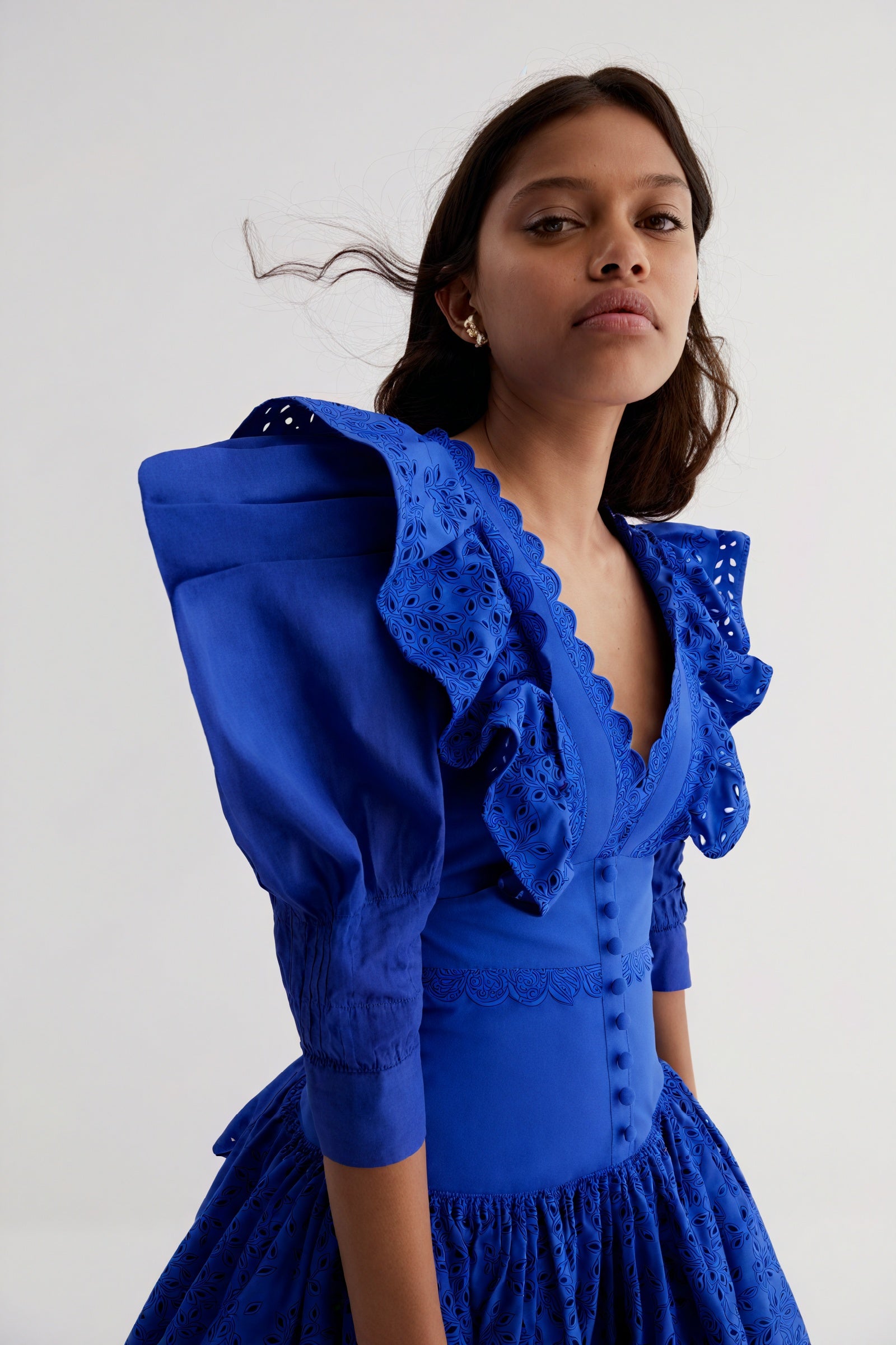 Elegantes Kleid mit Laser-Cut Details