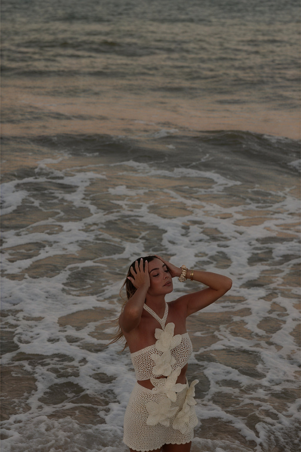 Gehäkeltes zweiteiliges Kleid mit Blumen