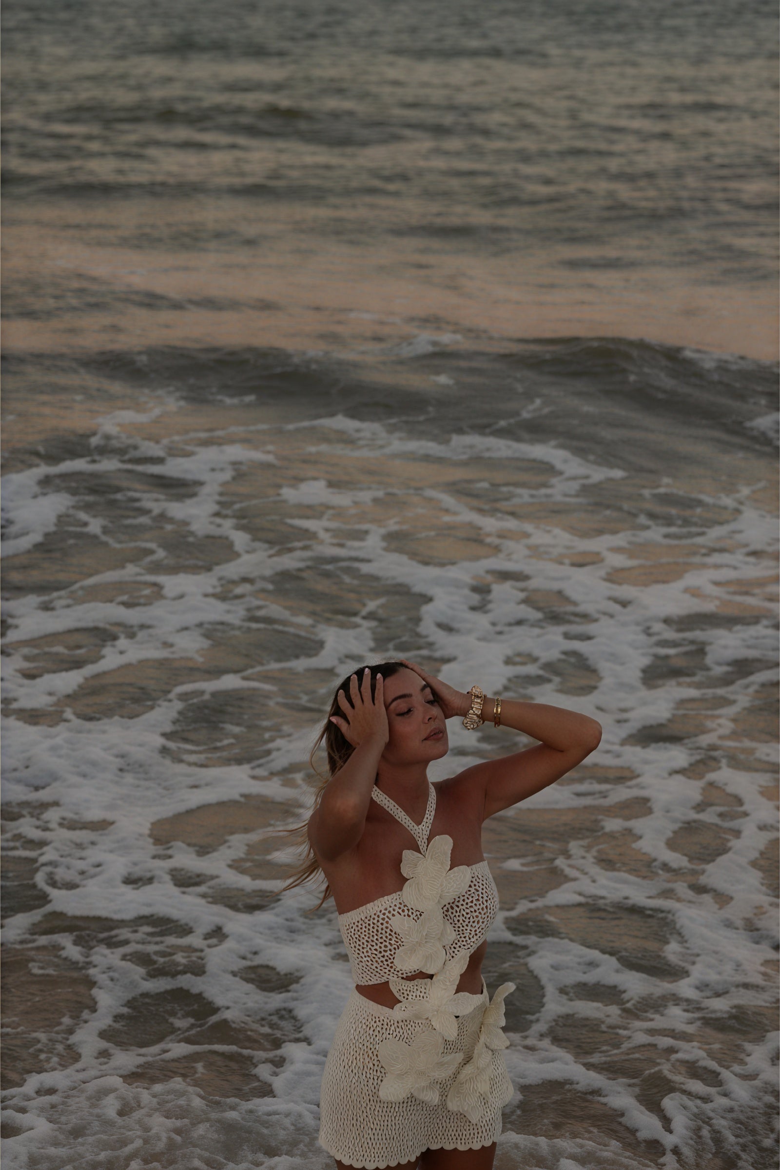 Gehäkeltes zweiteiliges Kleid mit Blumen