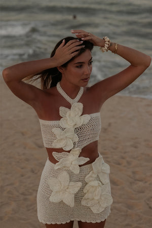 Gehäkeltes zweiteiliges Kleid mit Blumen