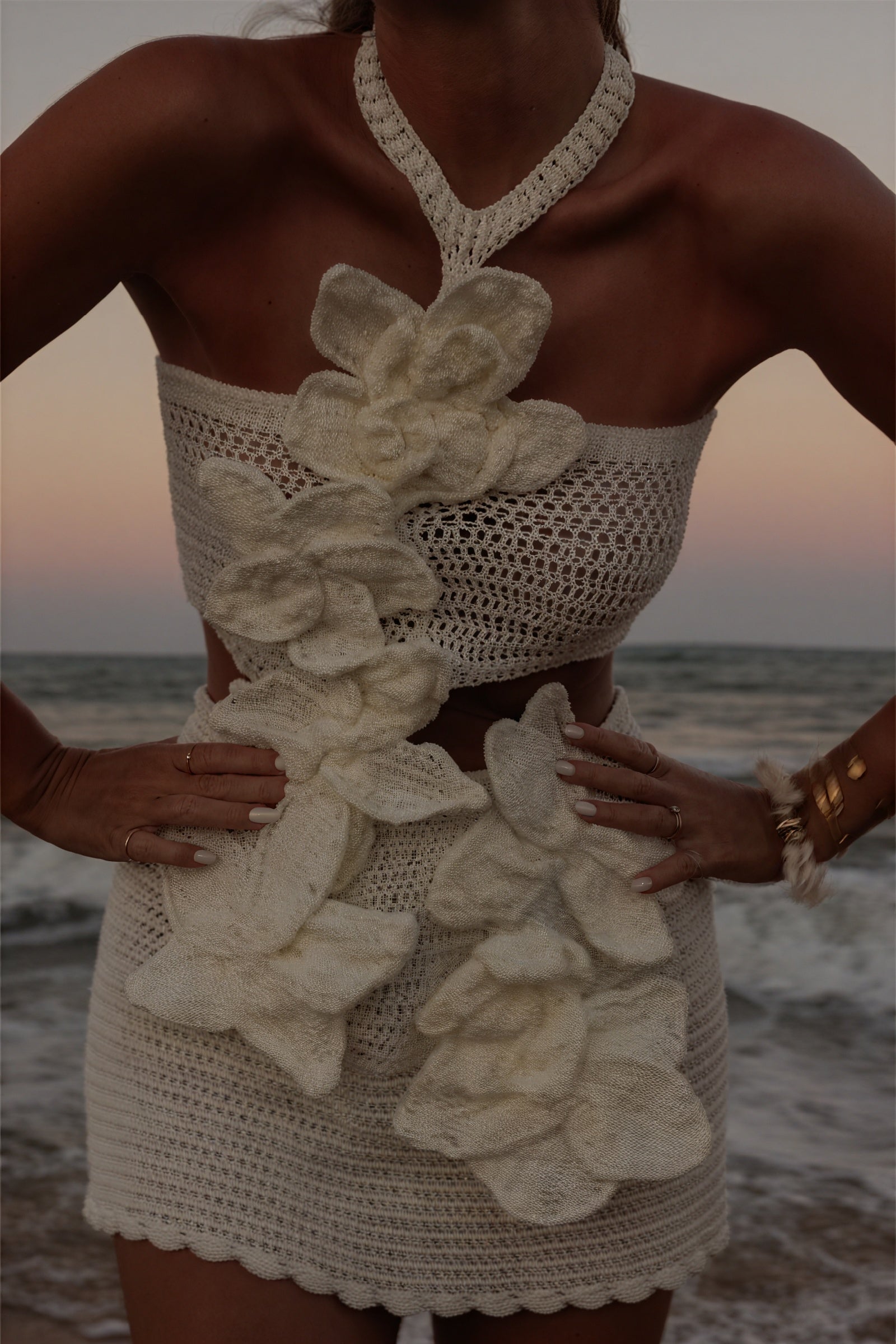 Gehäkeltes zweiteiliges Kleid mit Blumen