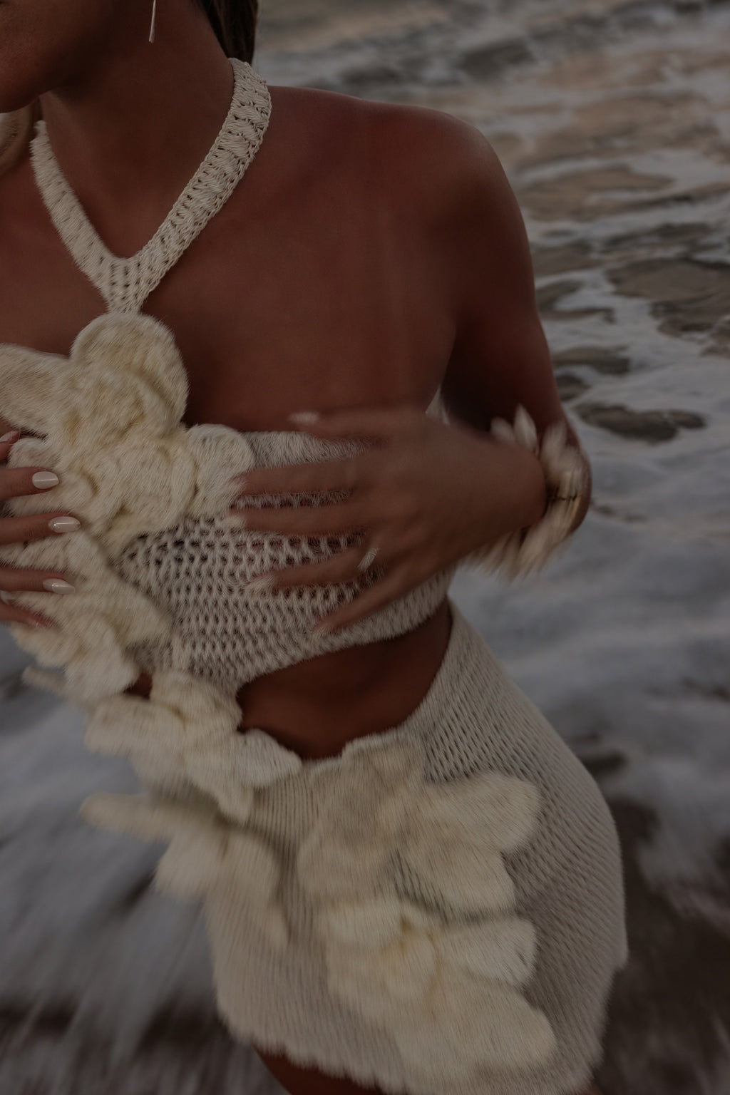 Gehäkeltes zweiteiliges Kleid mit Blumen