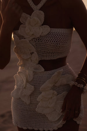 Gehäkeltes zweiteiliges Kleid mit Blumen