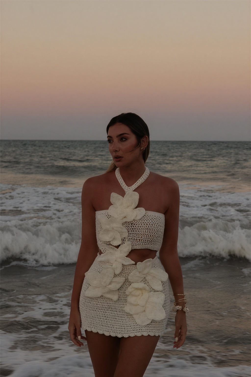 Gehäkeltes zweiteiliges Kleid mit Blumen