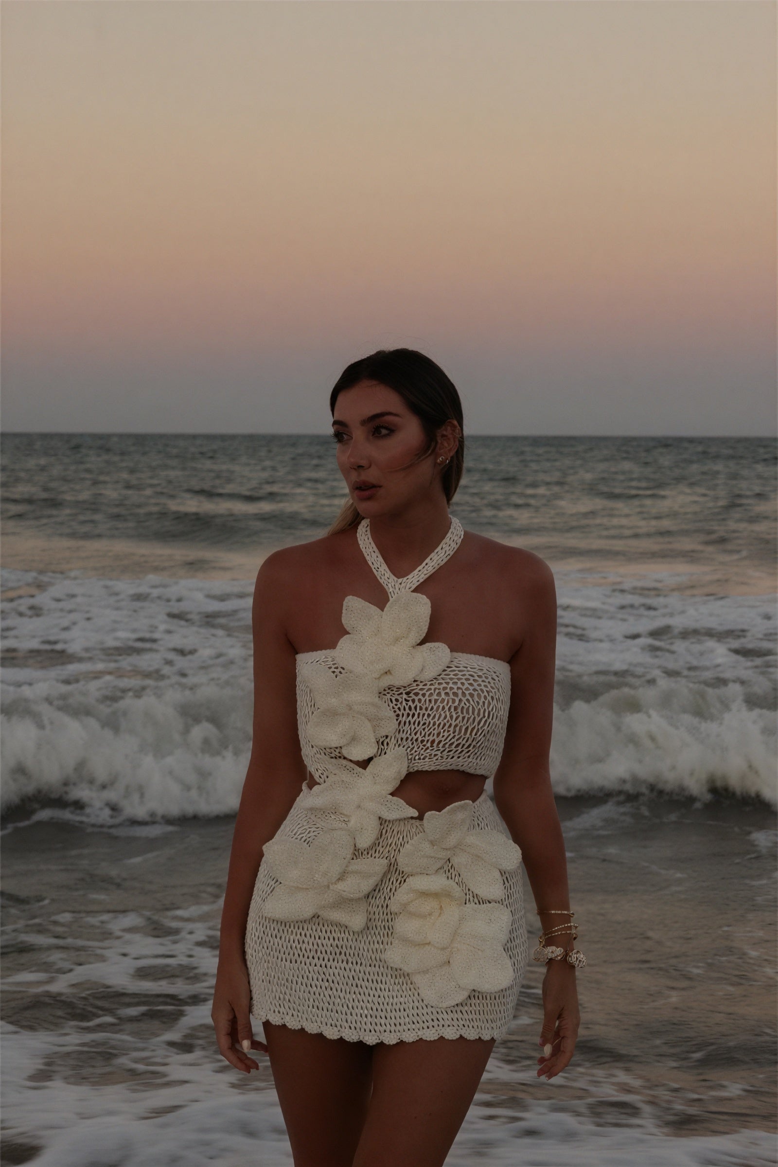 Gehäkeltes zweiteiliges Kleid mit Blumen