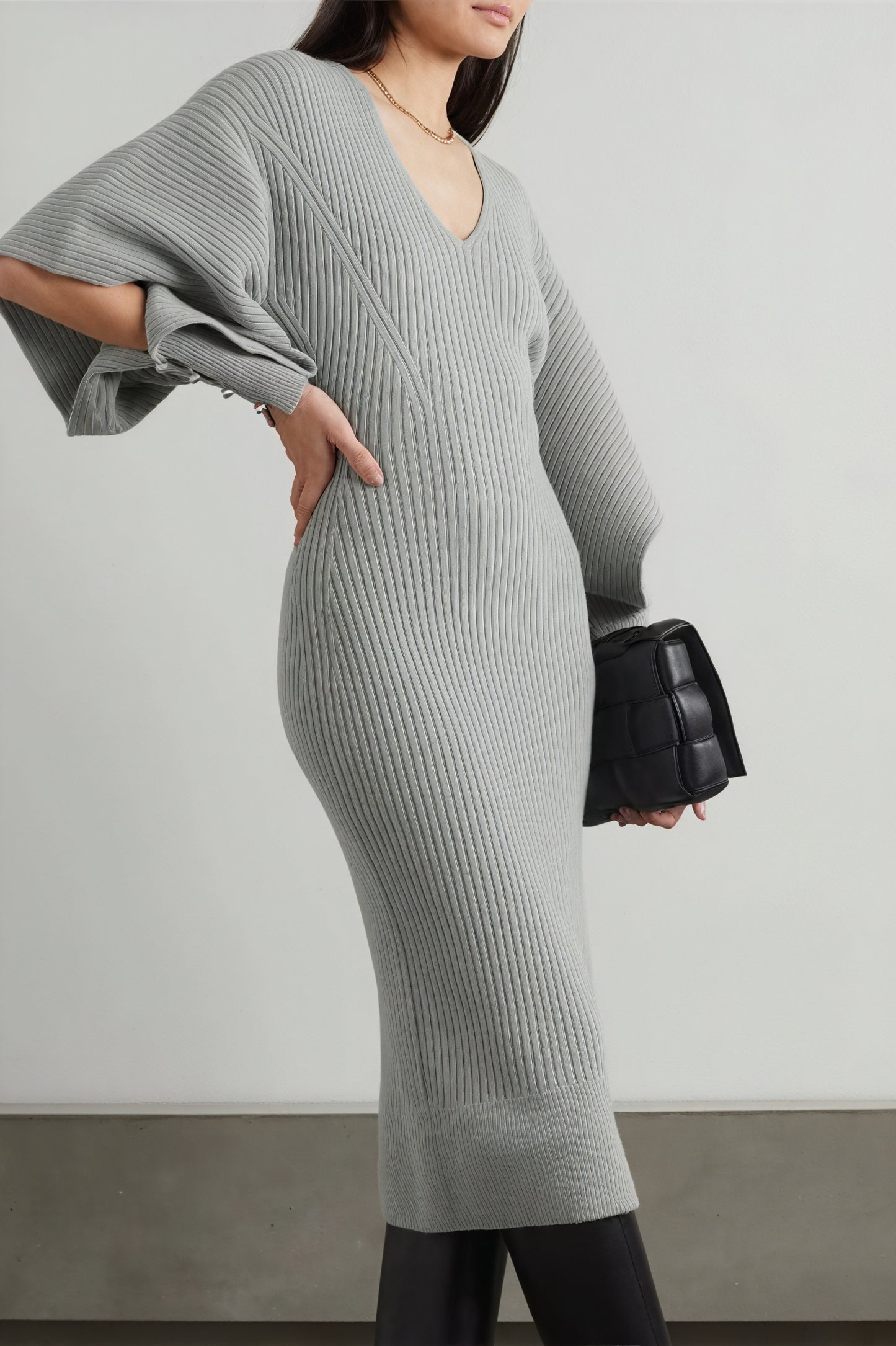 Elegantes Midikleid mit Cape-Ärmeln