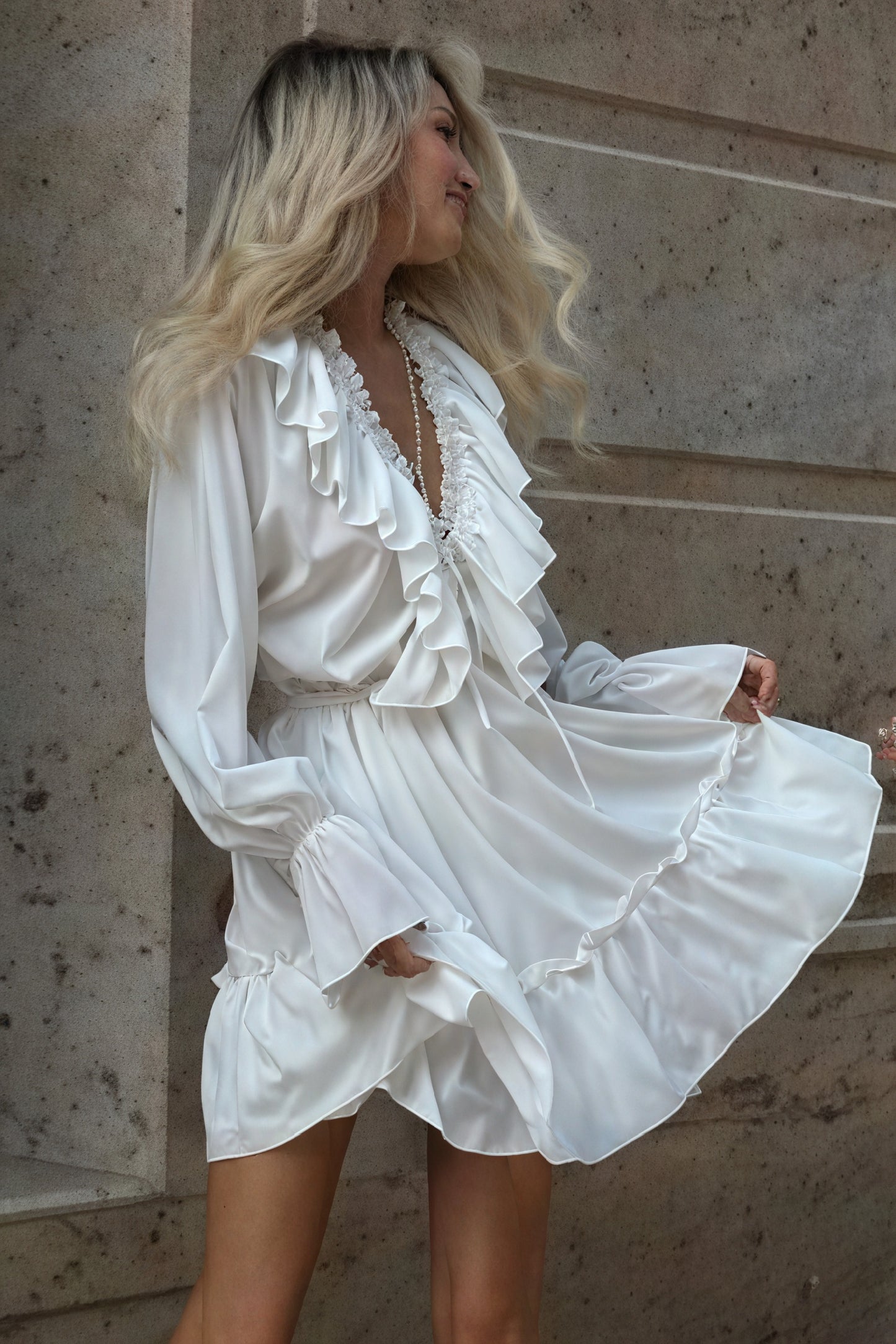 Fließendes Minikleid mit Rüschen