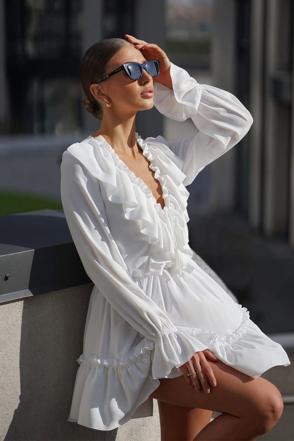 Fließendes Minikleid mit Rüschen