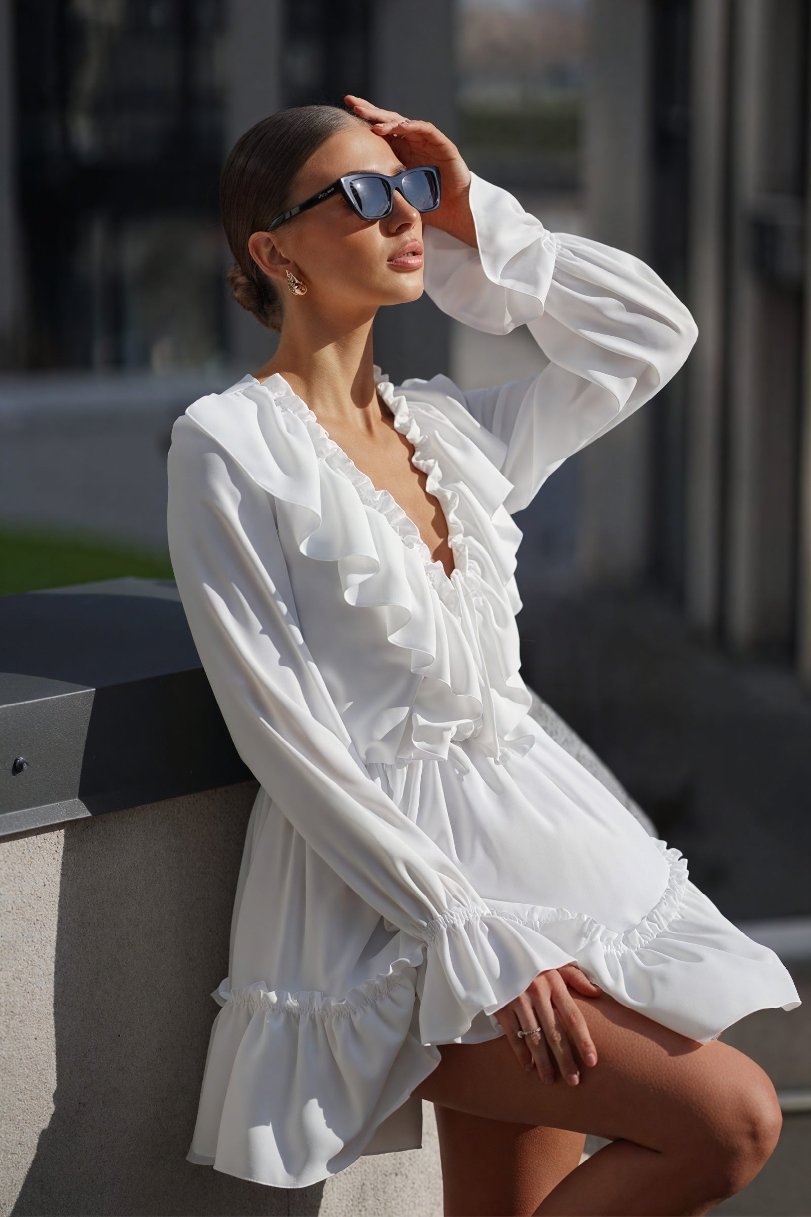 Fließendes Minikleid mit Rüschen