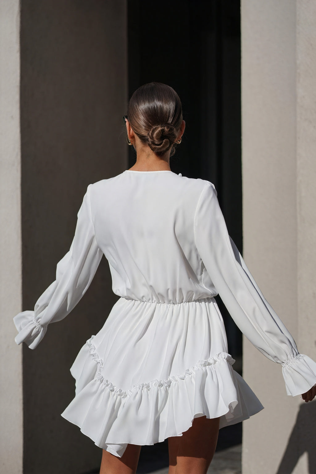 Fließendes Minikleid mit Rüschen