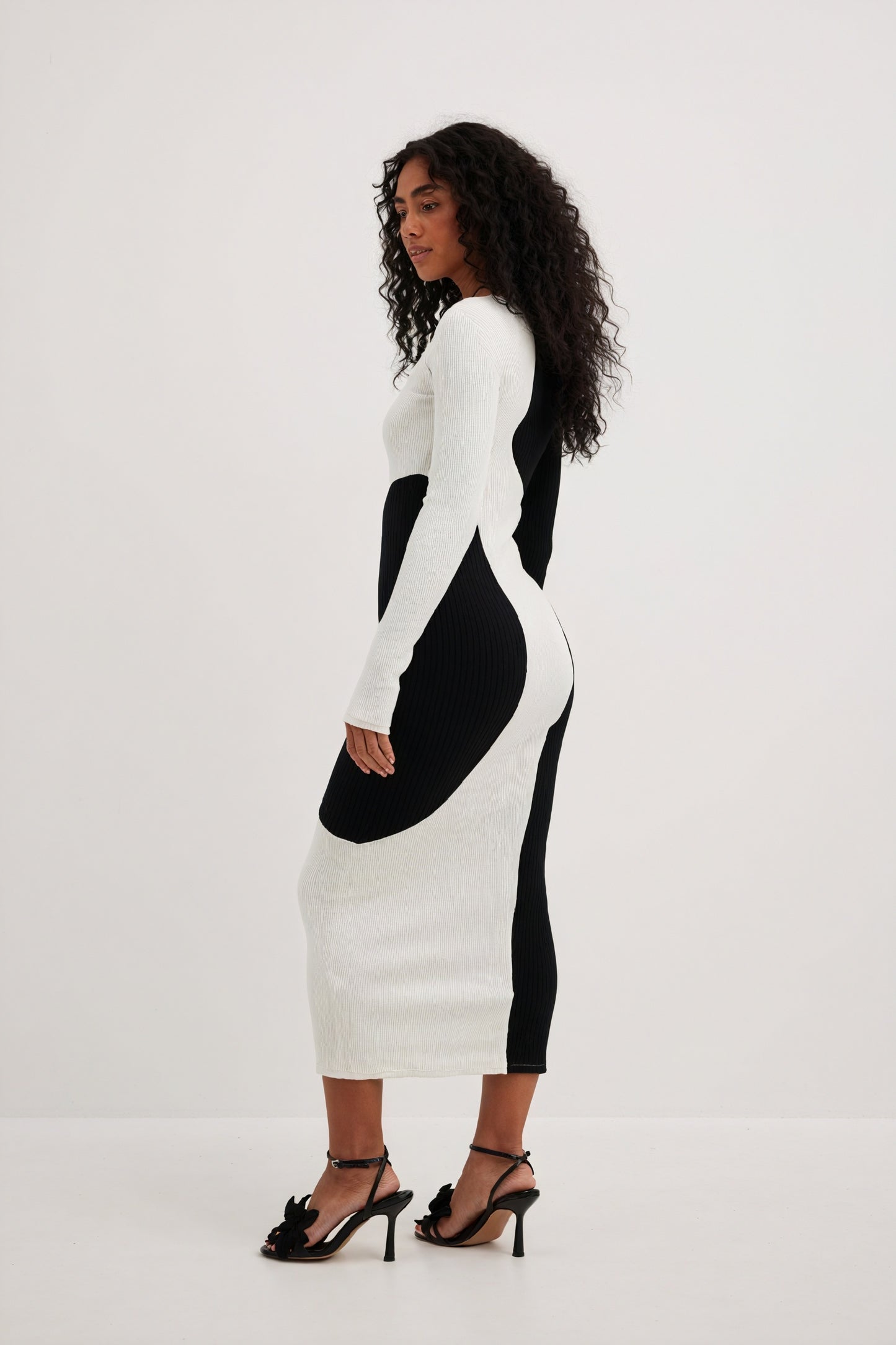 Asymmetrisches Strick-Midikleid