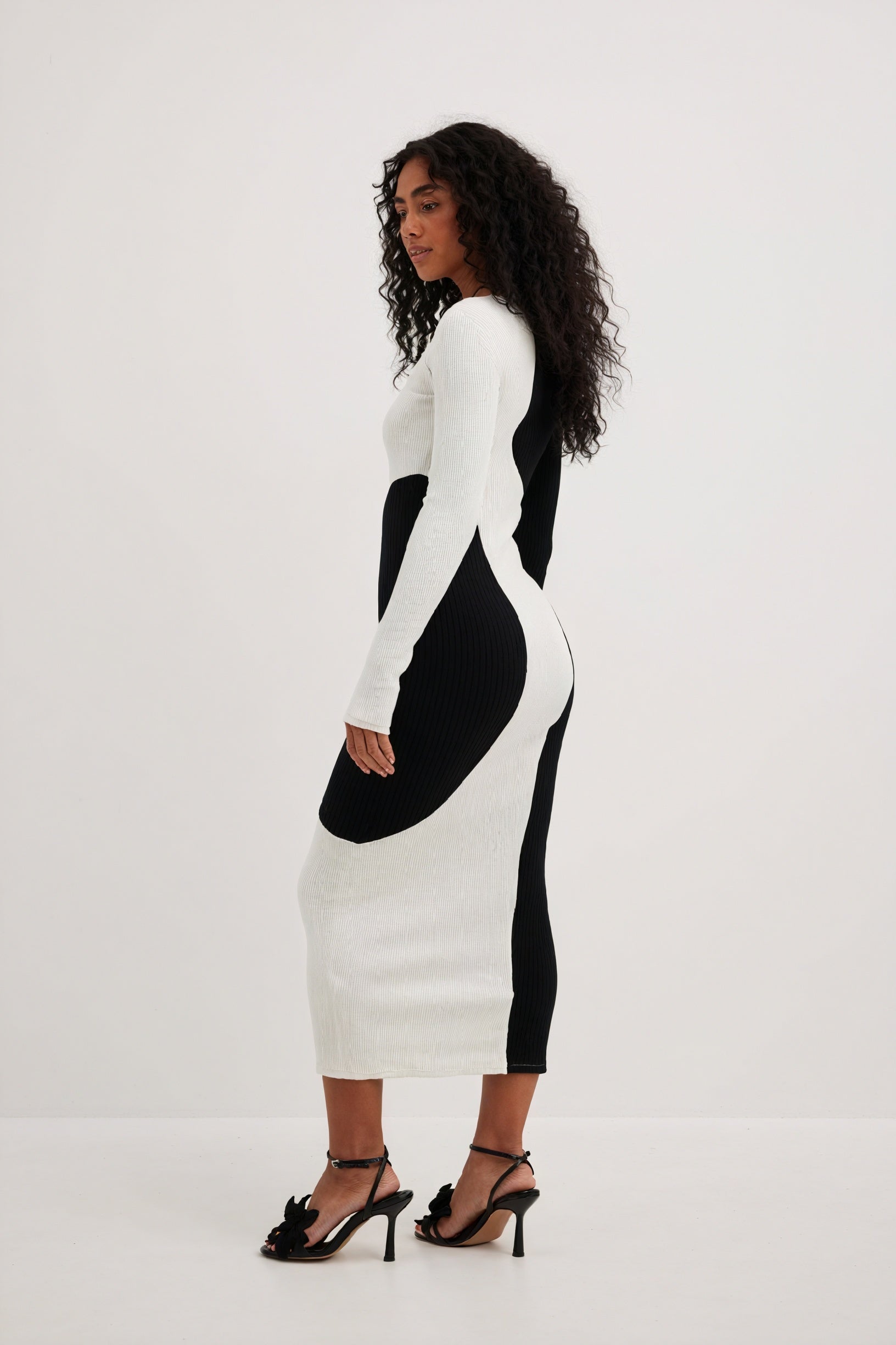 Asymmetrisches Strick-Midikleid