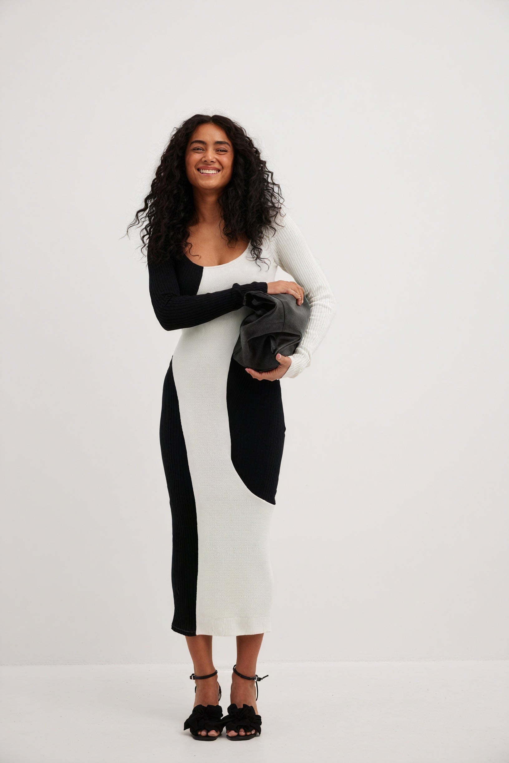 Asymmetrisches Strick-Midikleid