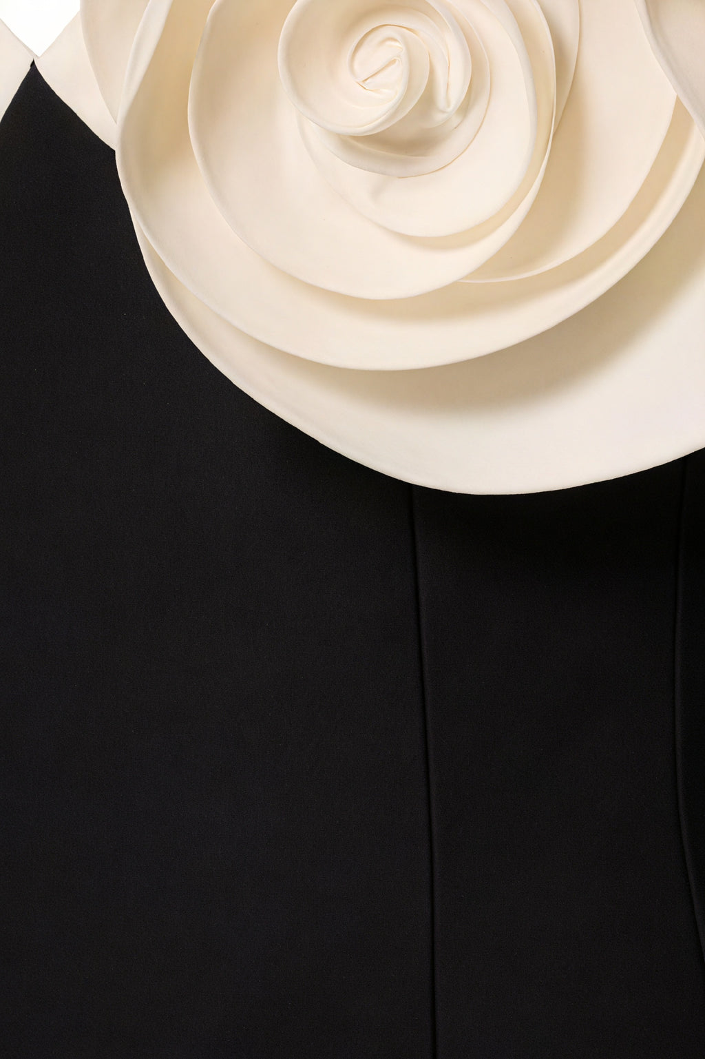 Elegantes Kleid mit floralen Akzenten