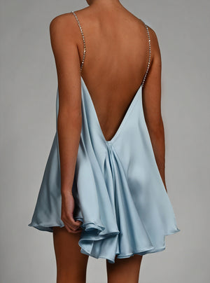 Fließendes Kleid mit zarten Kettenriemen