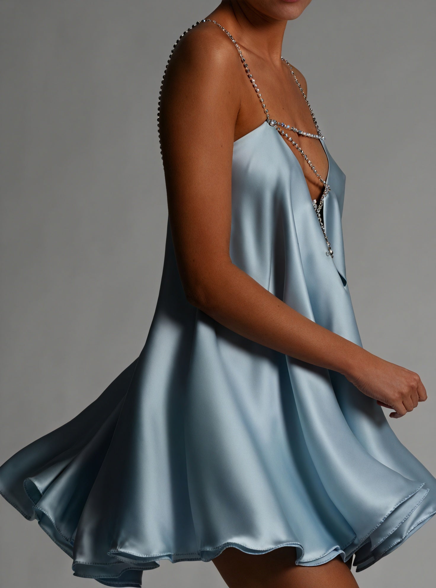 Fließendes Kleid mit zarten Kettenriemen