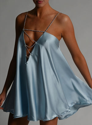 Fließendes Kleid mit zarten Kettenriemen