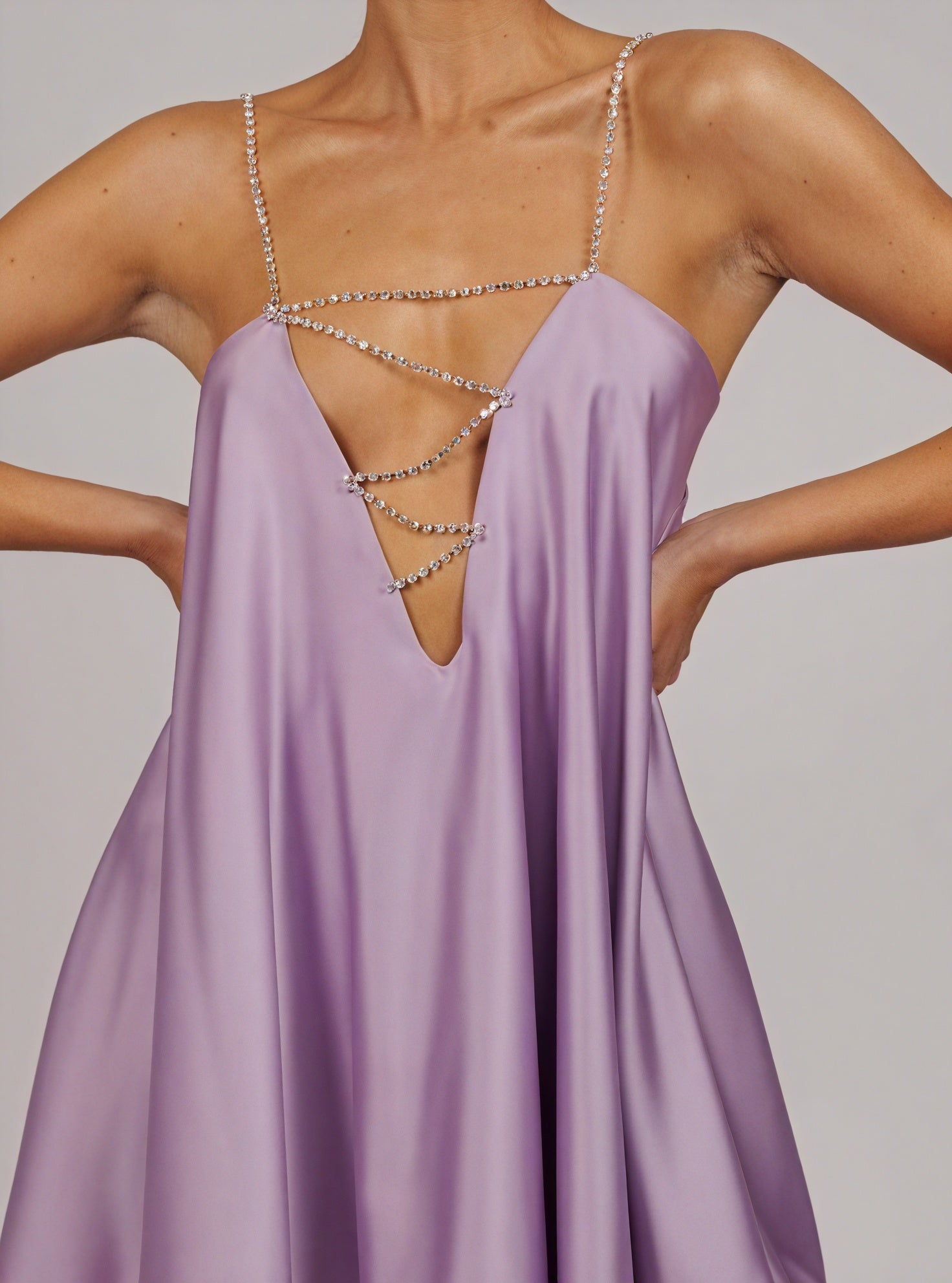 Fließendes Kleid mit zarten Kettenriemen