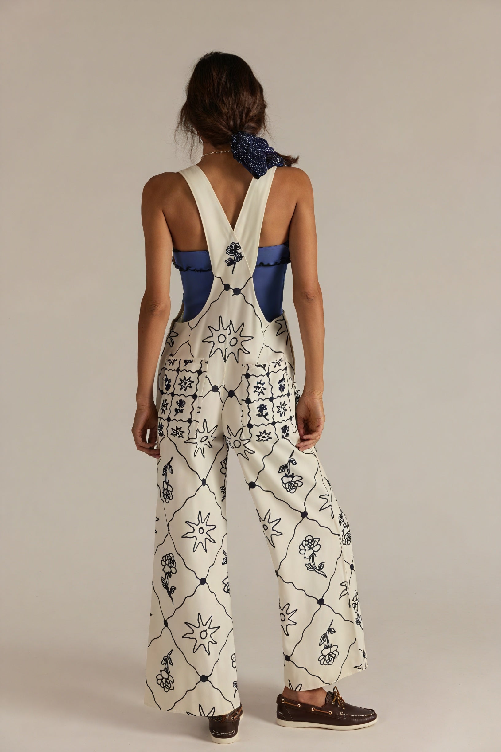 Gemusterte Latzhose mit weitem Bein