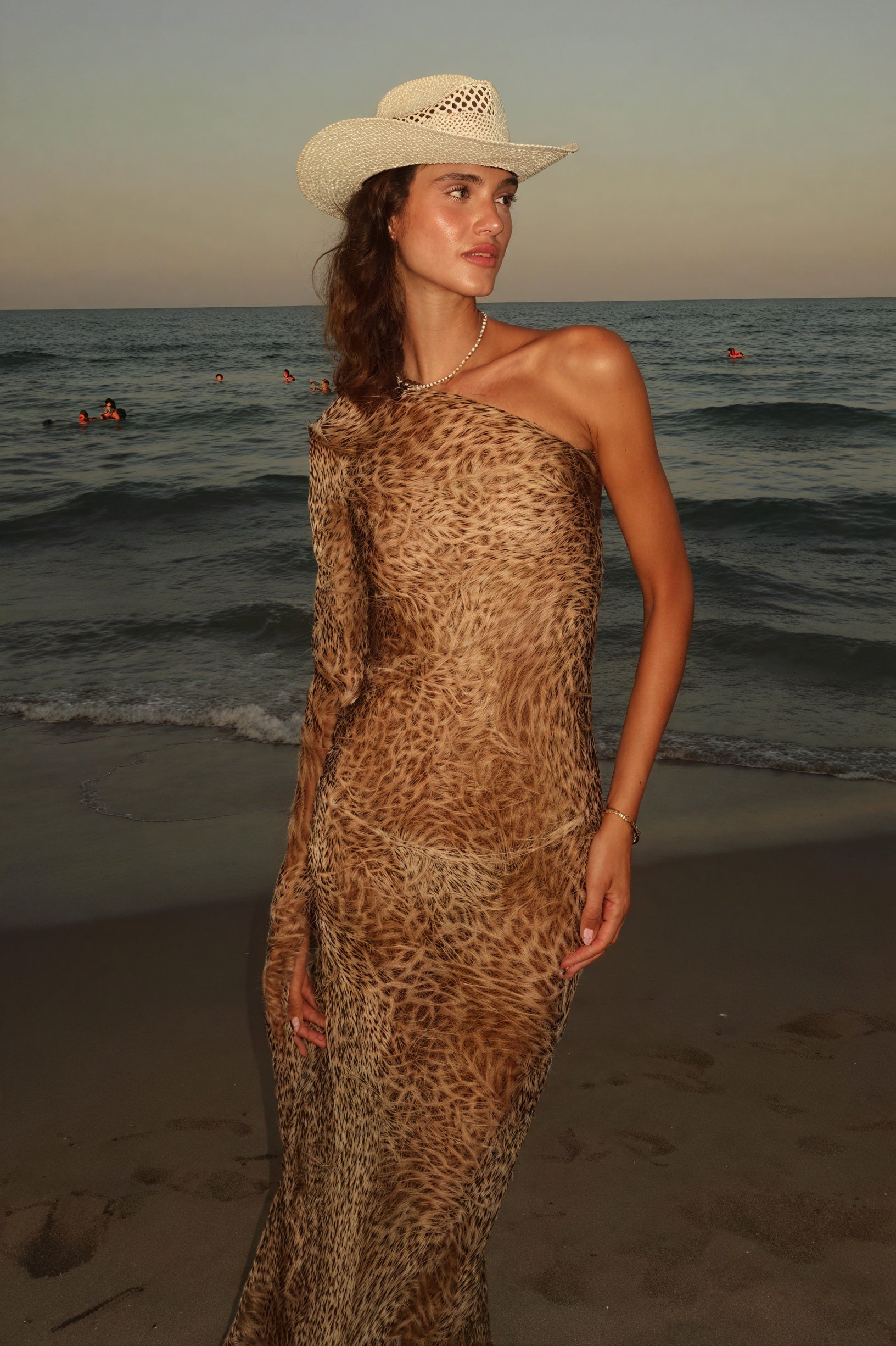 Fließendes One-Shoulder Kleid mit Animal Print