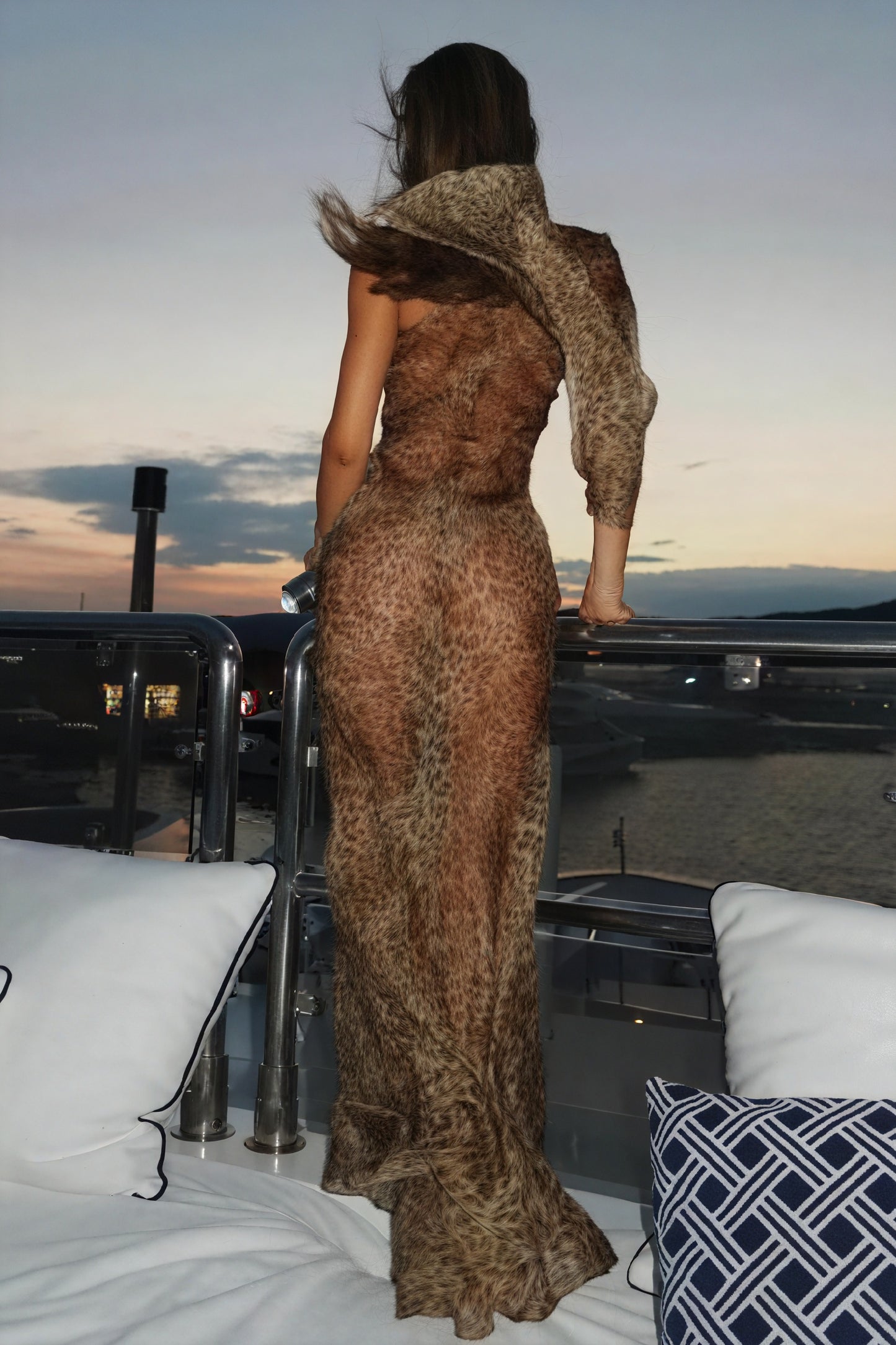 Fließendes One-Shoulder Kleid mit Animal Print