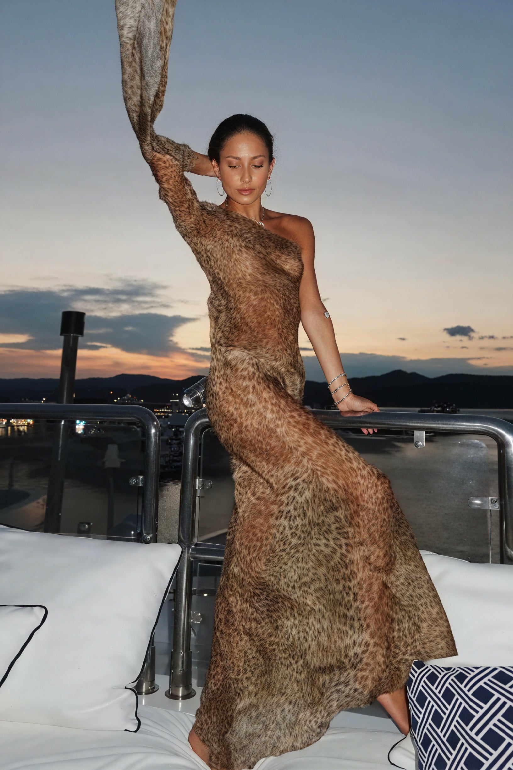 Fließendes One-Shoulder Kleid mit Animal Print