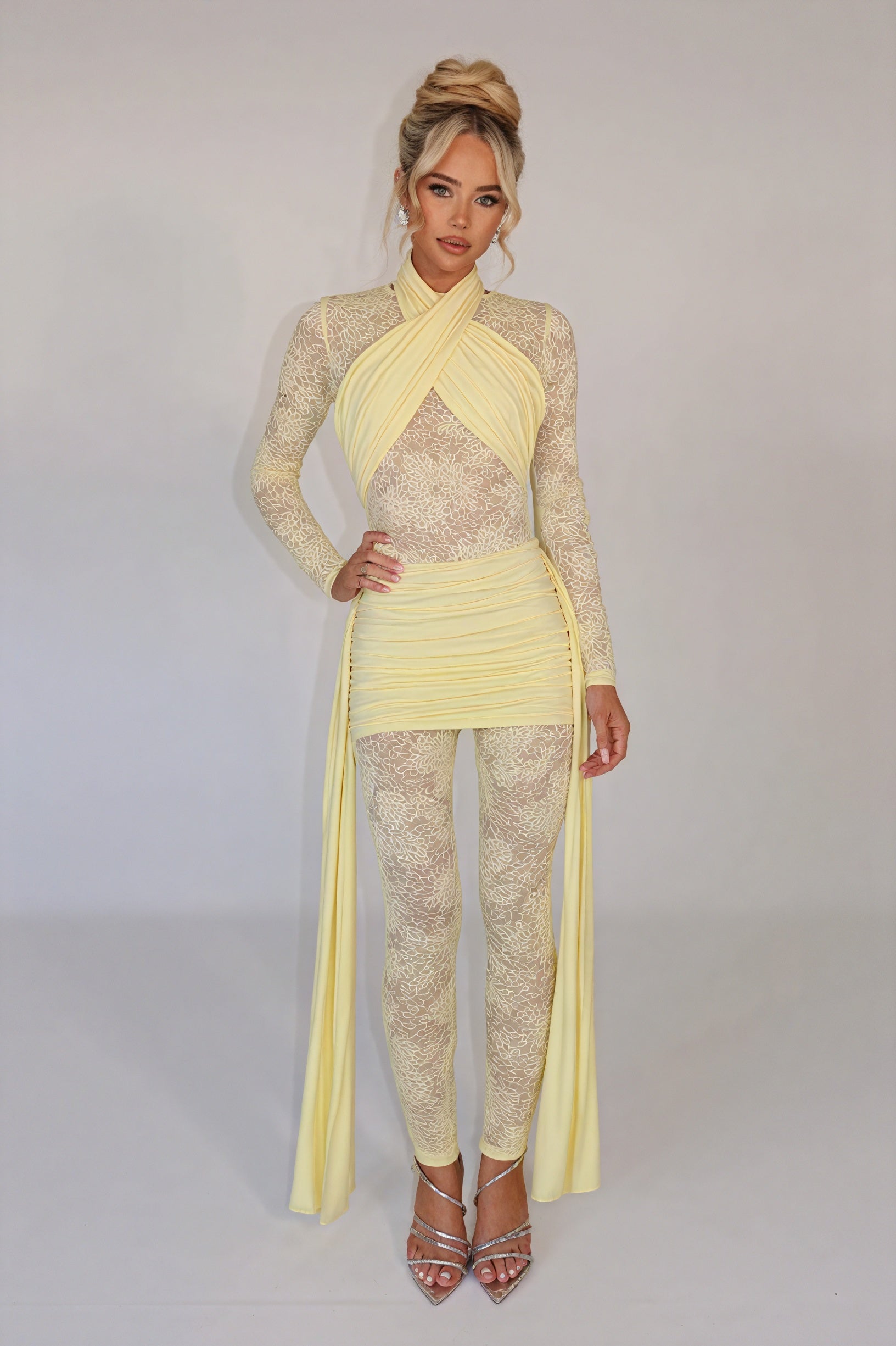 Fließendes Kleid mit floralen Akzenten