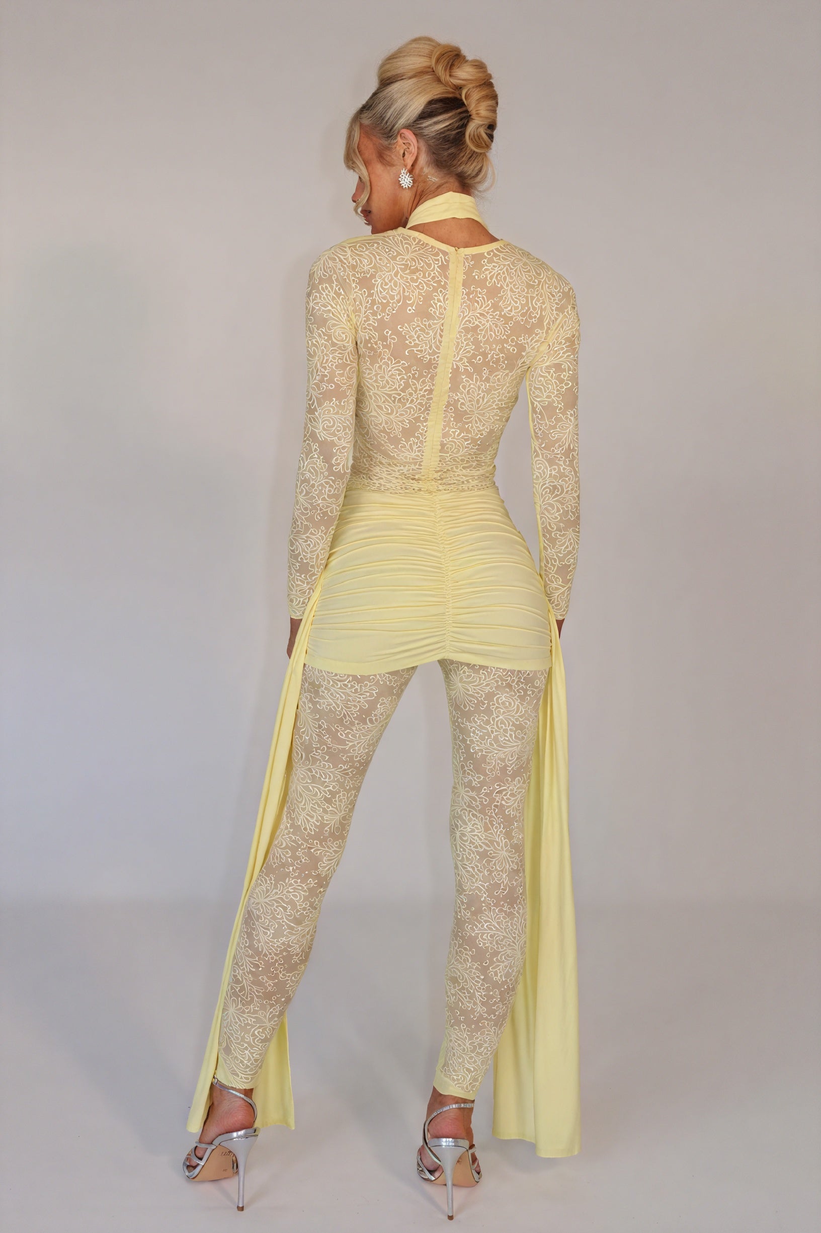 Fließendes Kleid mit floralen Akzenten