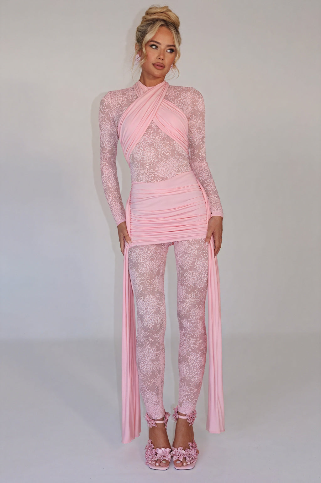 Fließendes Kleid mit floralen Akzenten