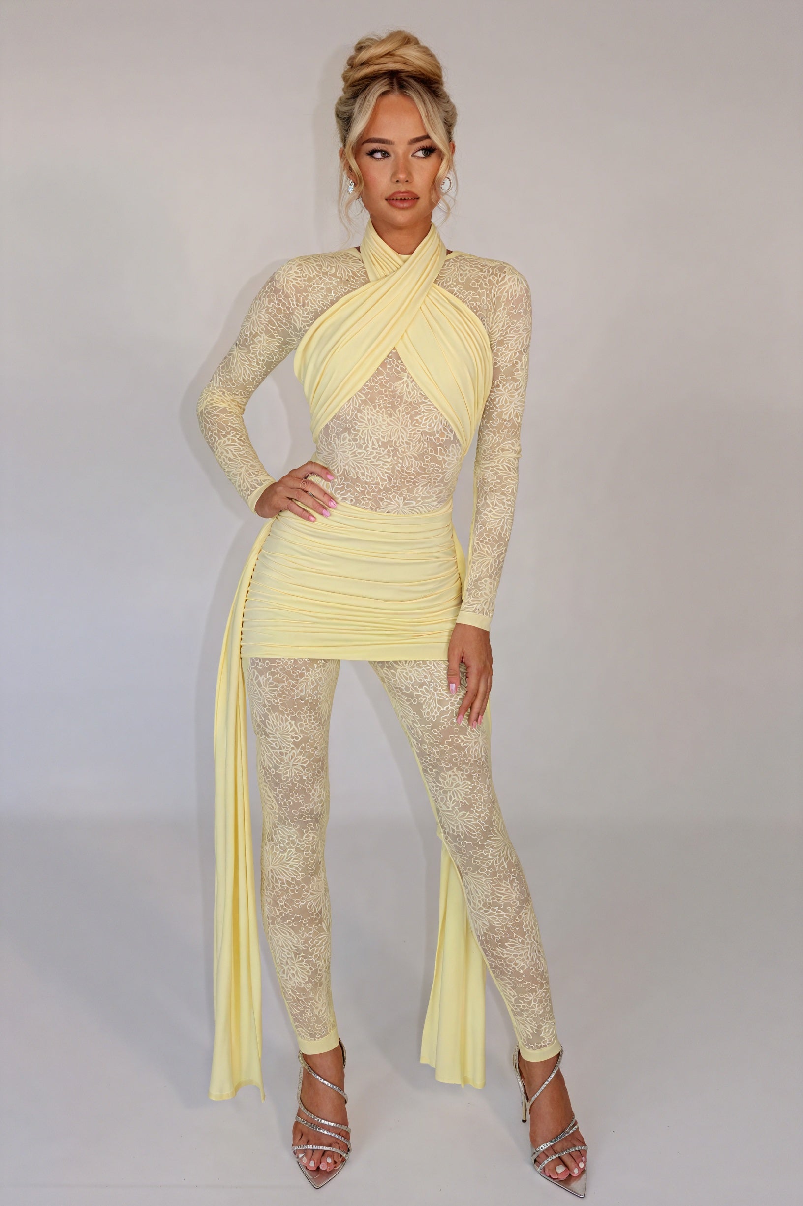 Fließendes Kleid mit floralen Akzenten