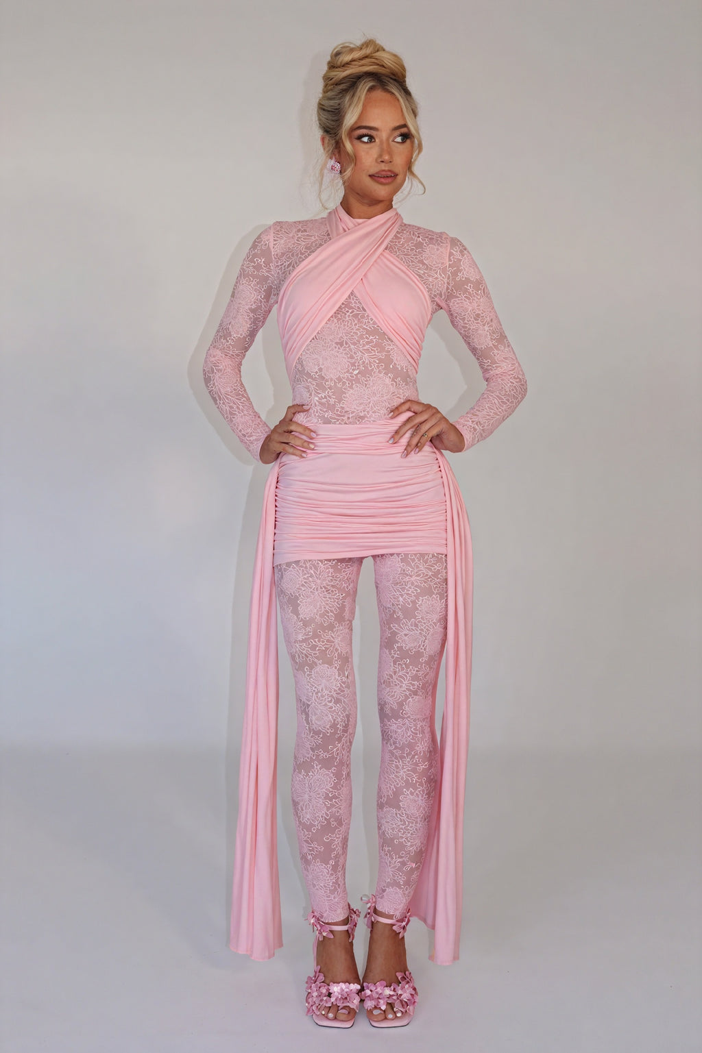 Fließendes Kleid mit floralen Akzenten