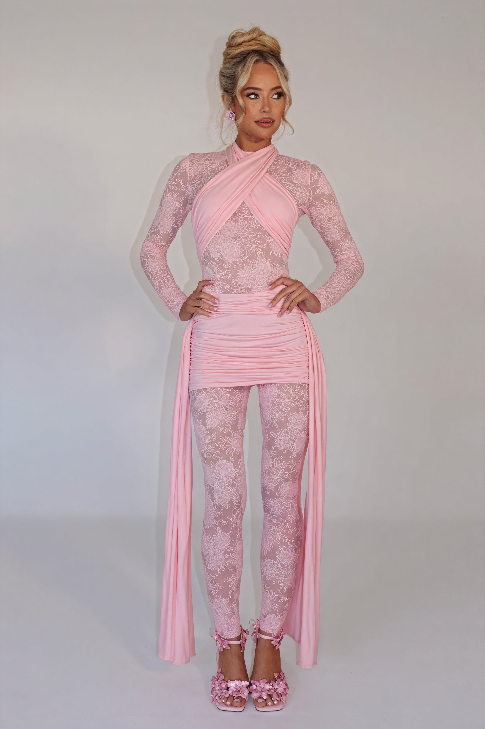 Fließendes Kleid mit floralen Akzenten