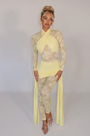Fließendes Kleid mit floralen Akzenten