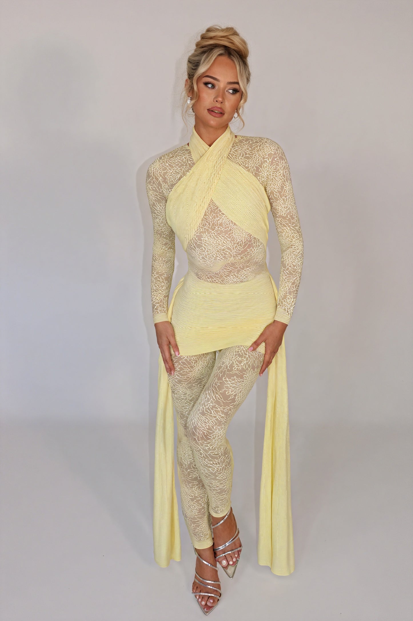 Fließendes Kleid mit floralen Akzenten