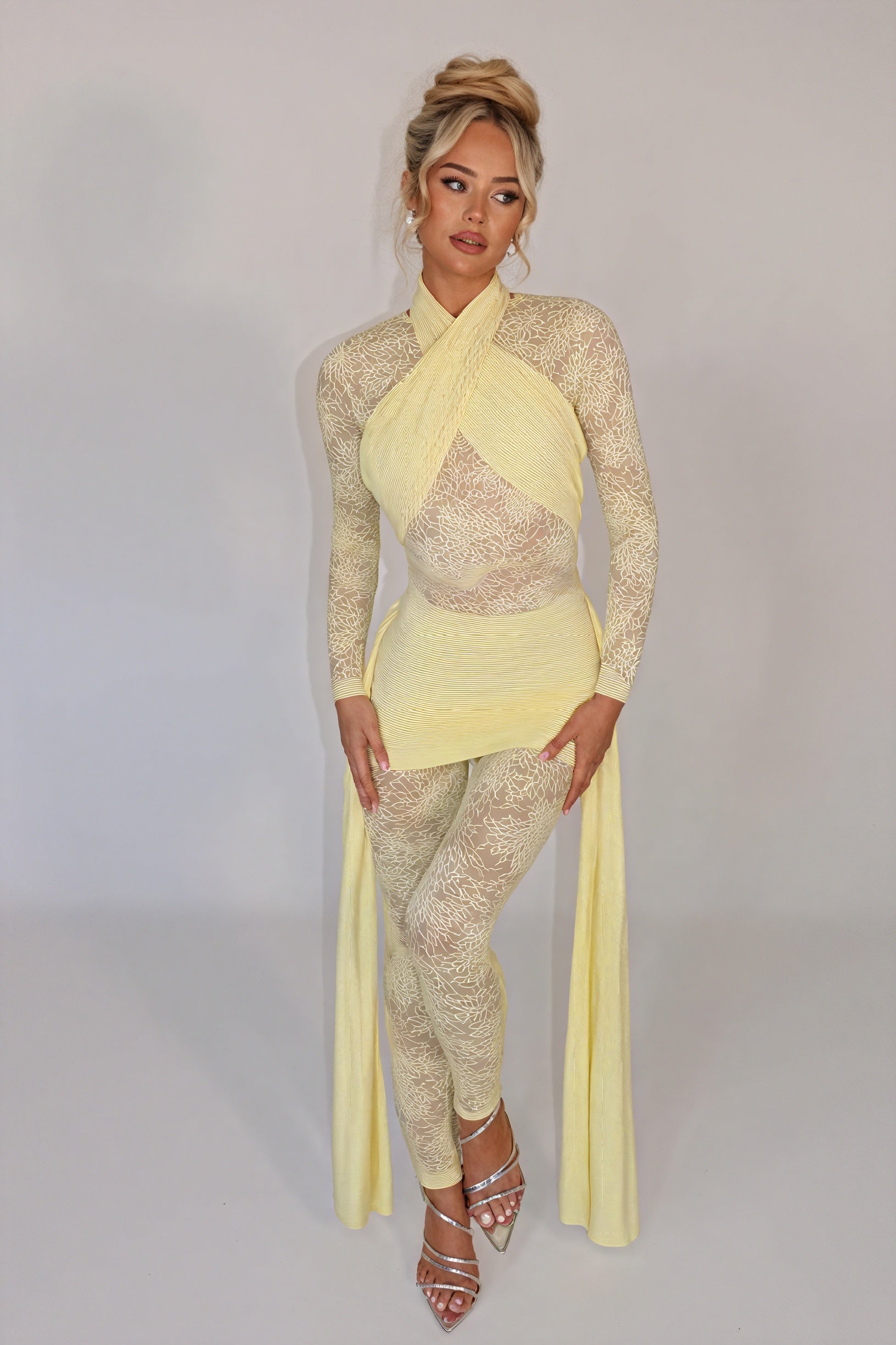 Fließendes Kleid mit floralen Akzenten