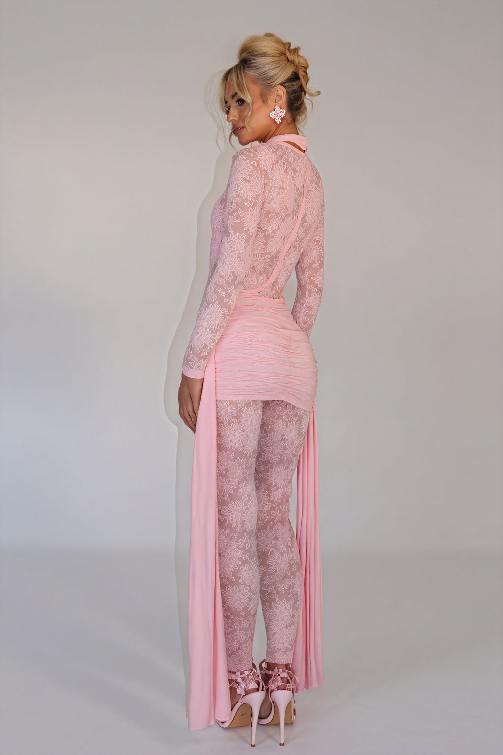 Fließendes Kleid mit floralen Akzenten