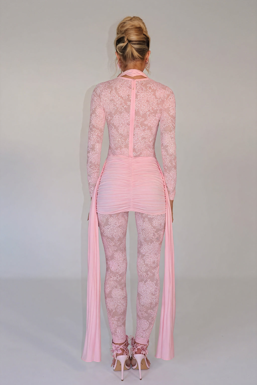 Fließendes Kleid mit floralen Akzenten