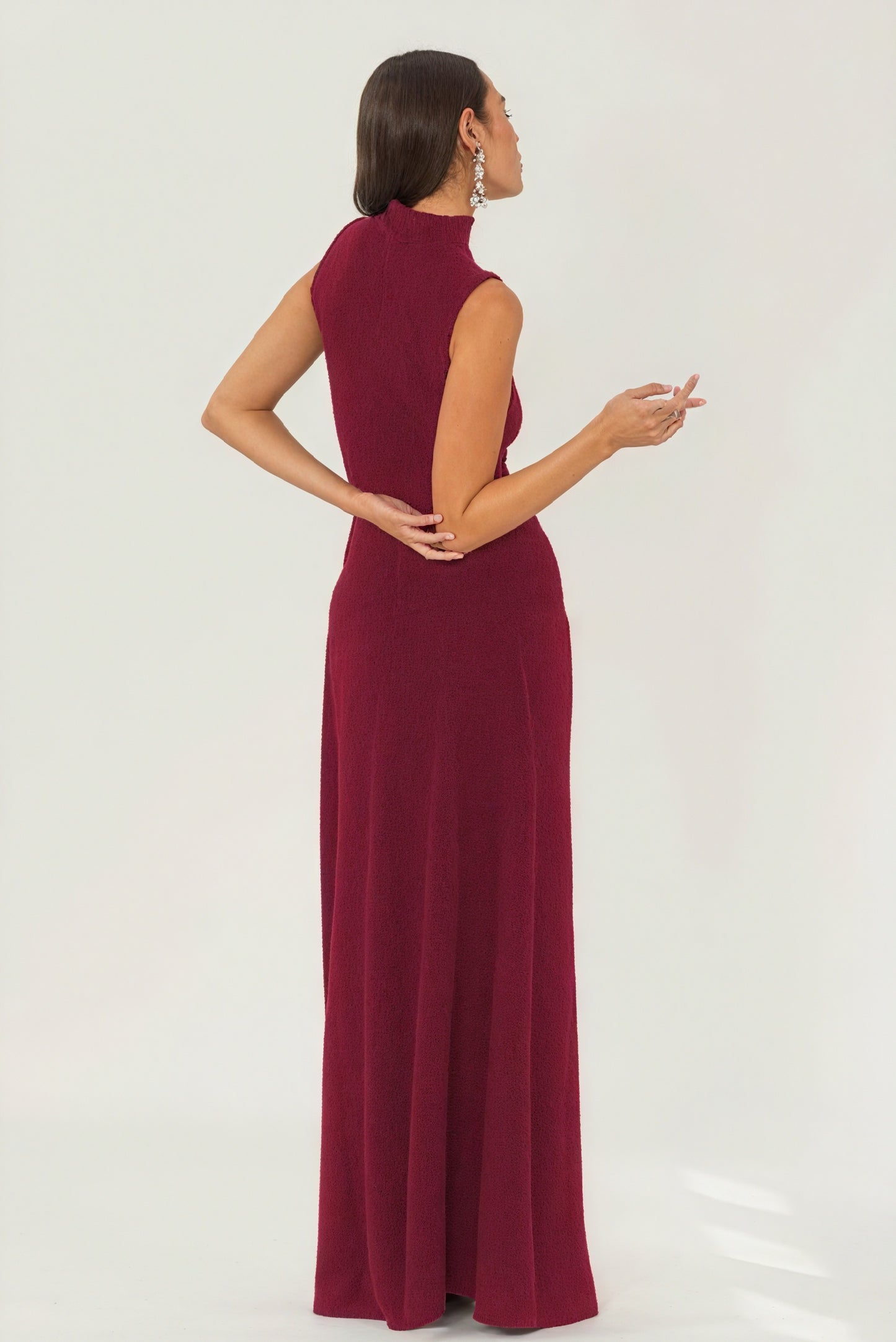 Elegantes, ärmelloses Kleid mit hohem Kragen