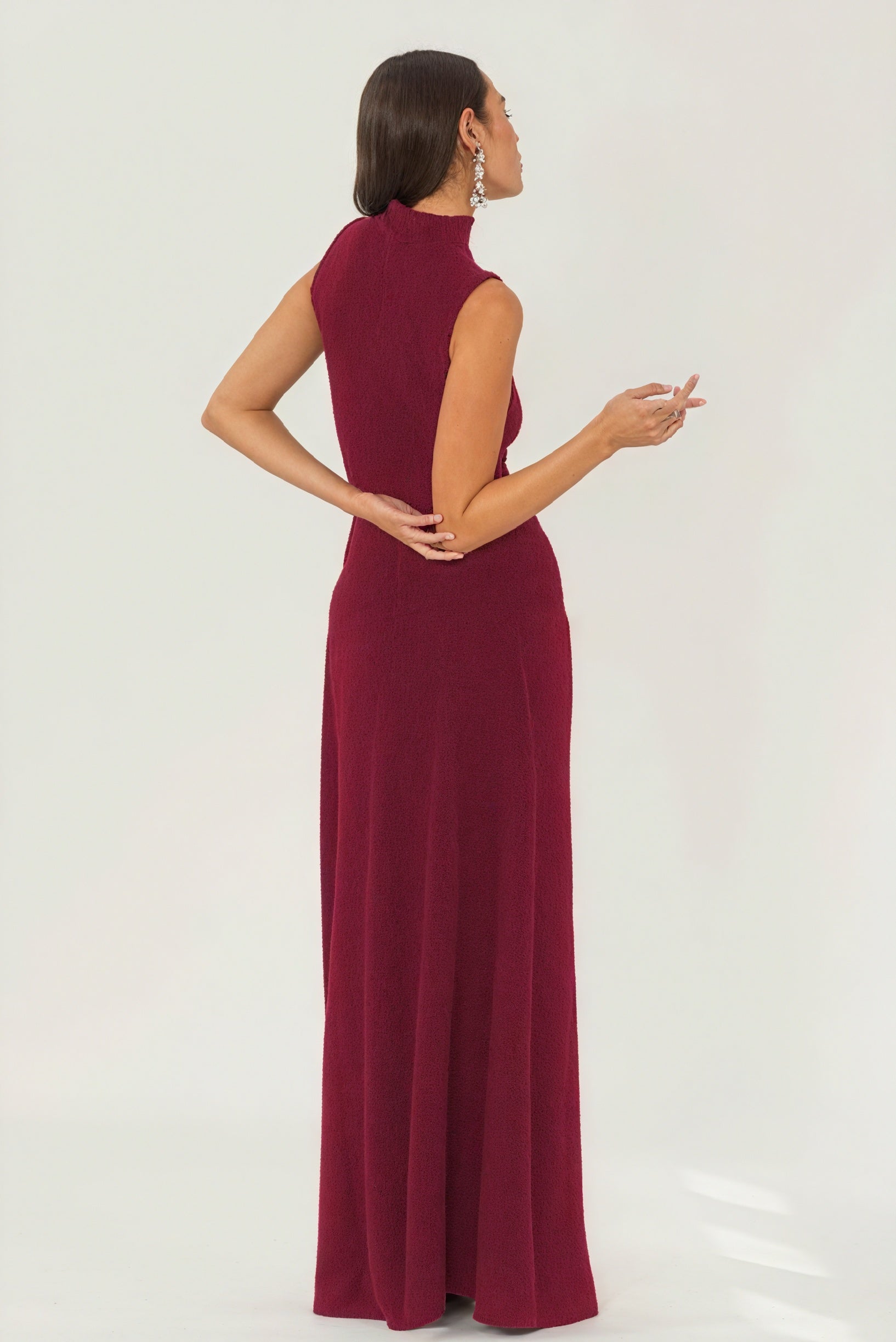 Elegantes, ärmelloses Kleid mit hohem Kragen