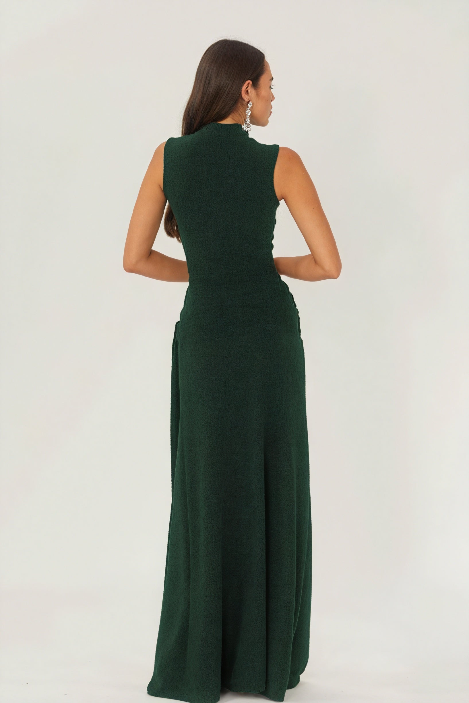 Elegantes, ärmelloses Kleid mit hohem Kragen