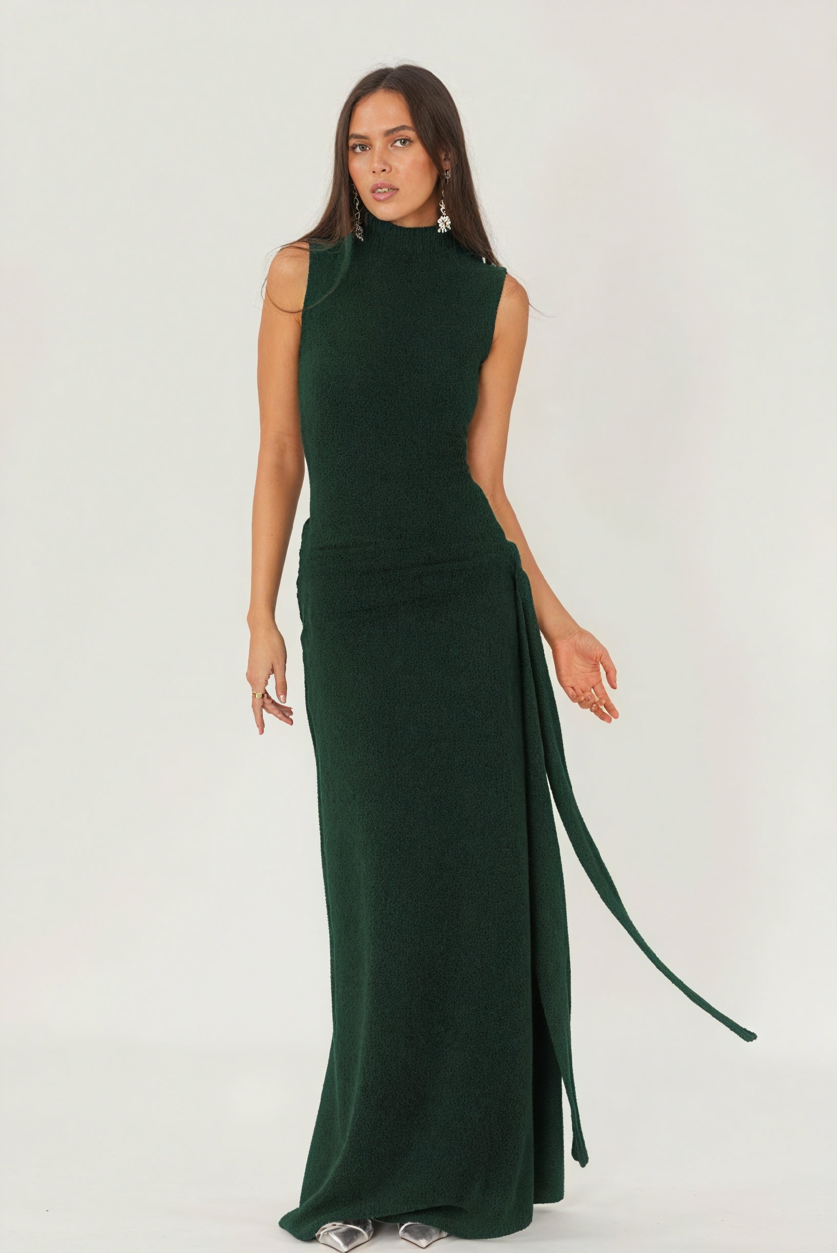 Elegantes, ärmelloses Kleid mit hohem Kragen
