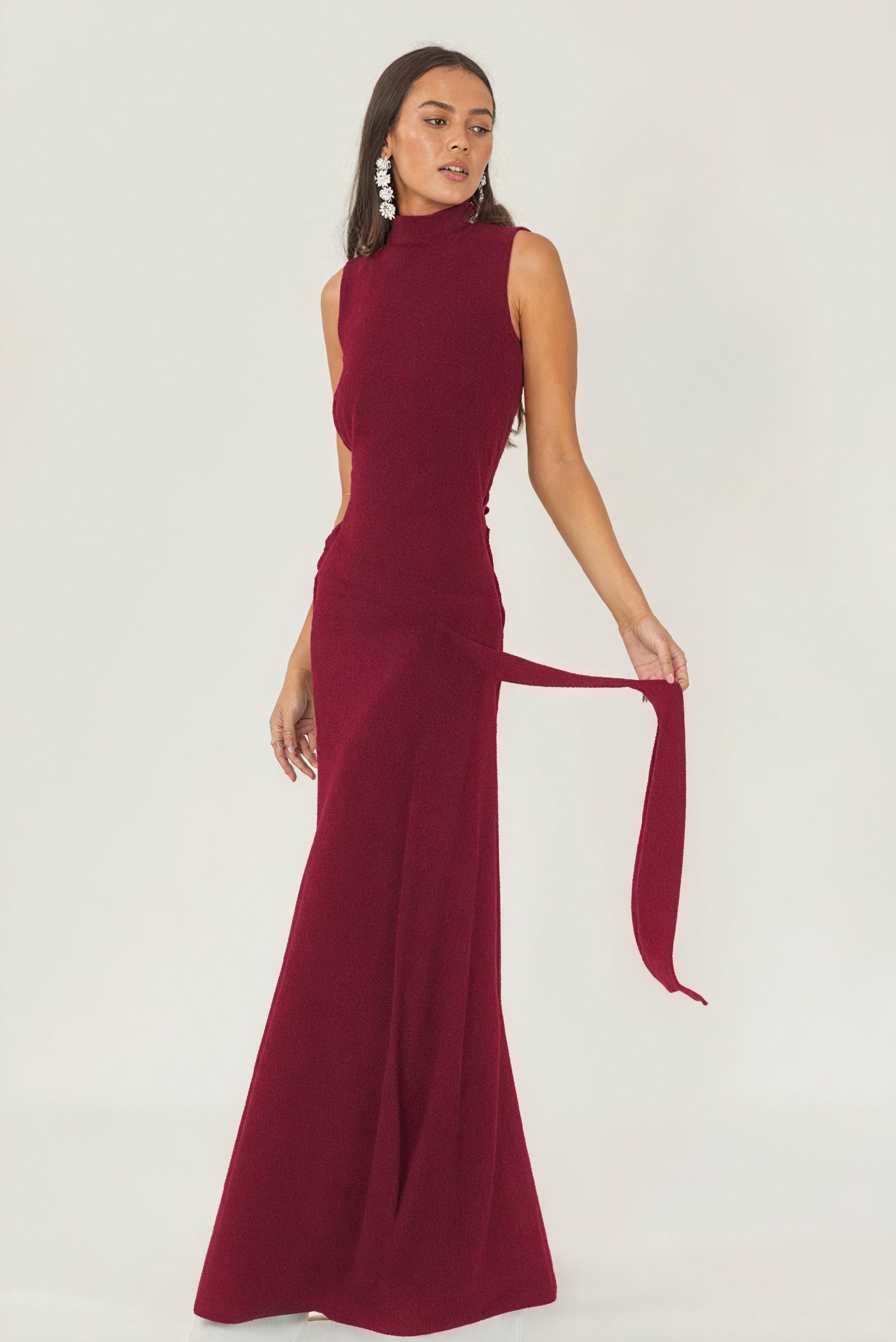 Elegantes, ärmelloses Kleid mit hohem Kragen
