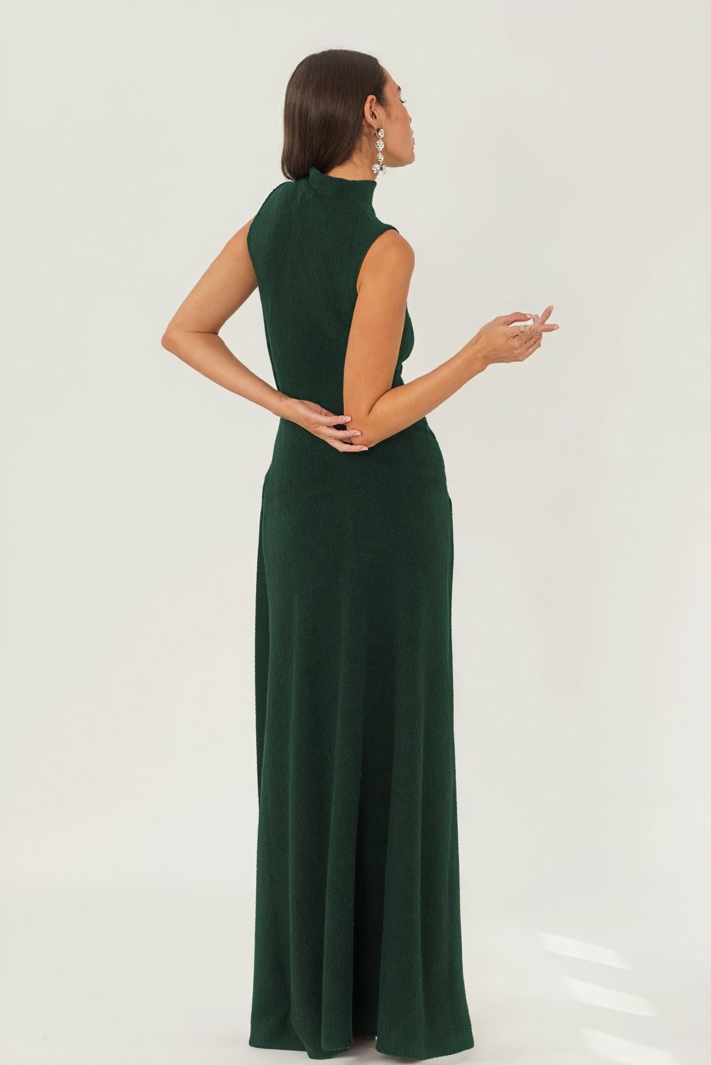 Elegantes, ärmelloses Kleid mit hohem Kragen