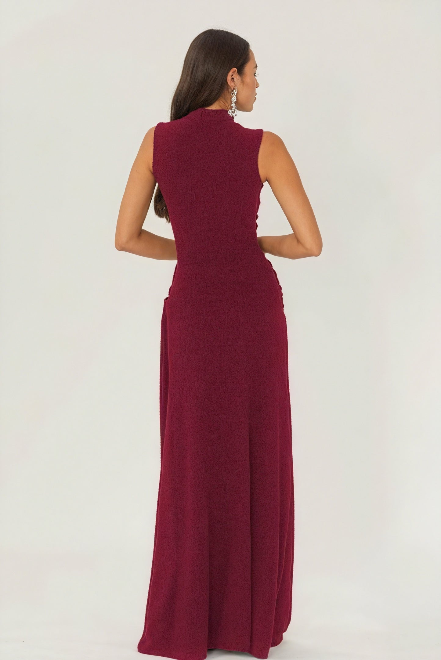 Elegantes, ärmelloses Kleid mit hohem Kragen