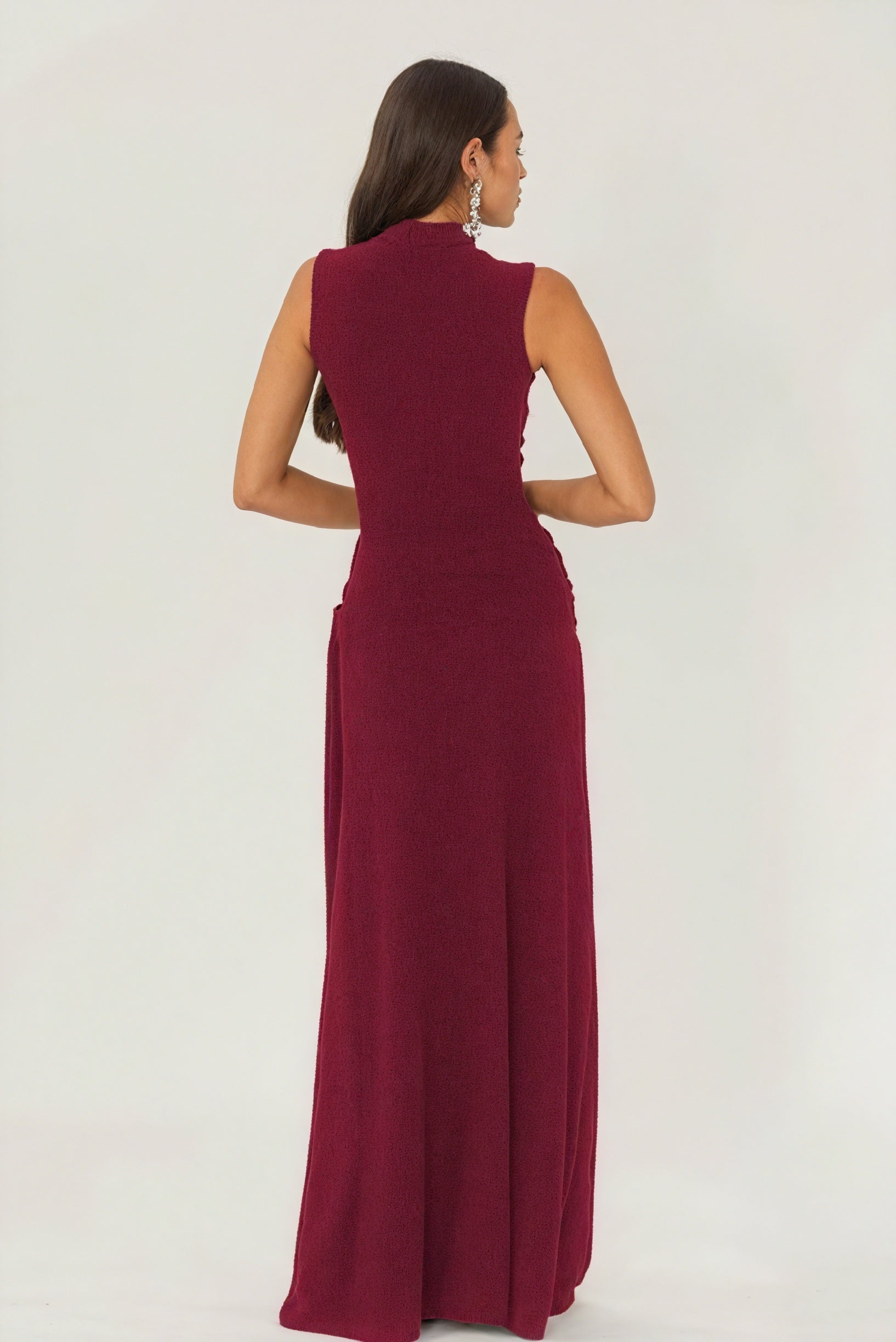 Elegantes, ärmelloses Kleid mit hohem Kragen