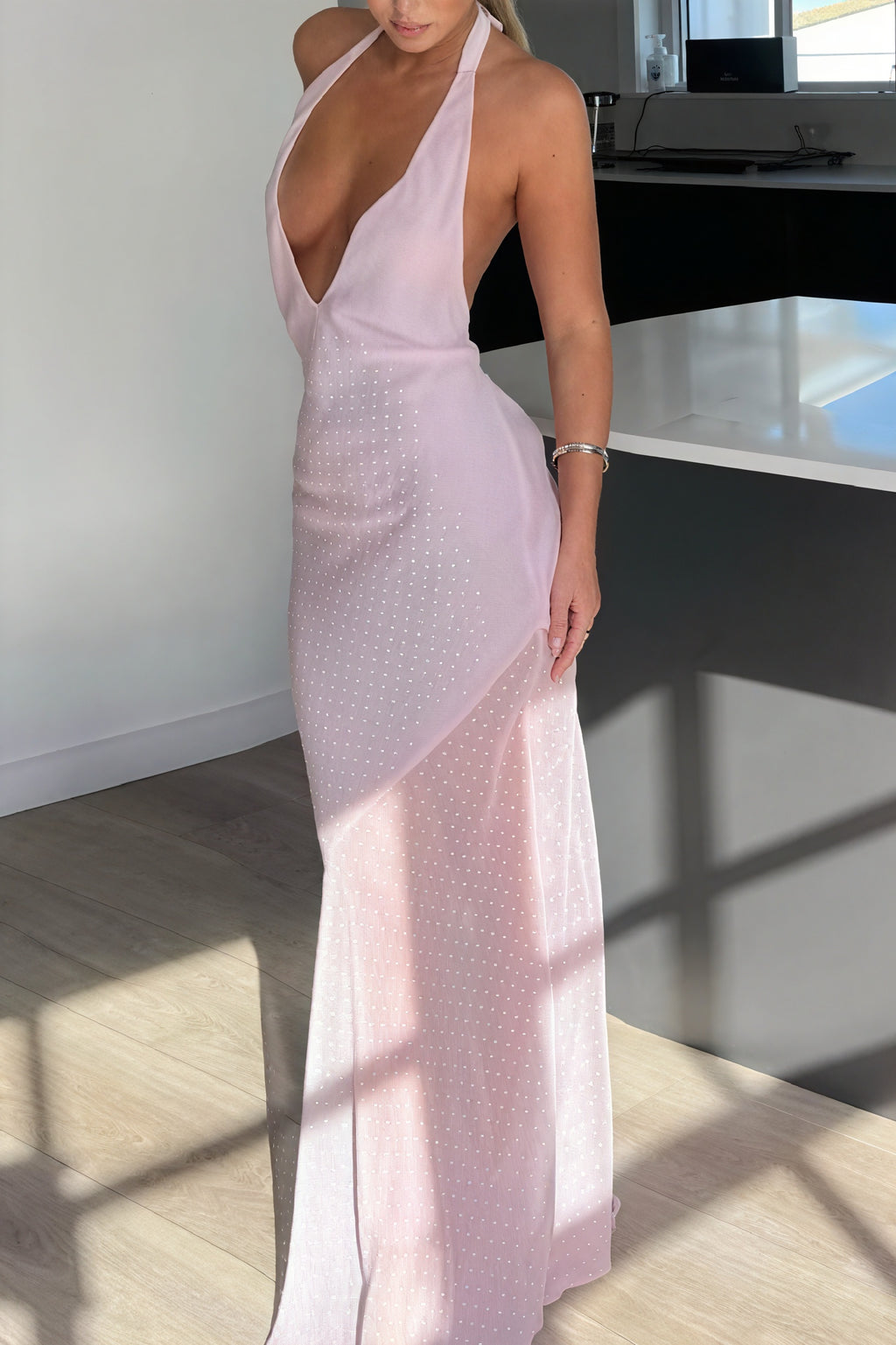 Fließendes Kleid mit offenem Rücken