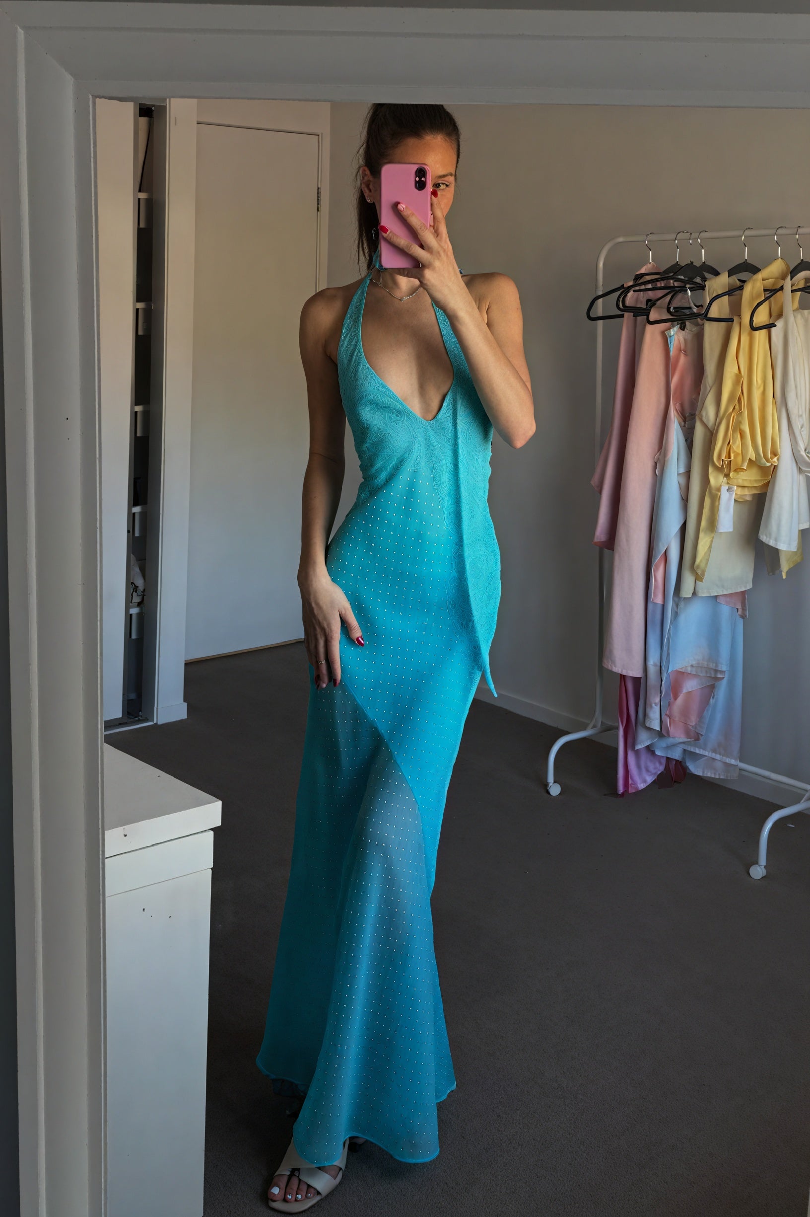 Fließendes Kleid mit offenem Rücken